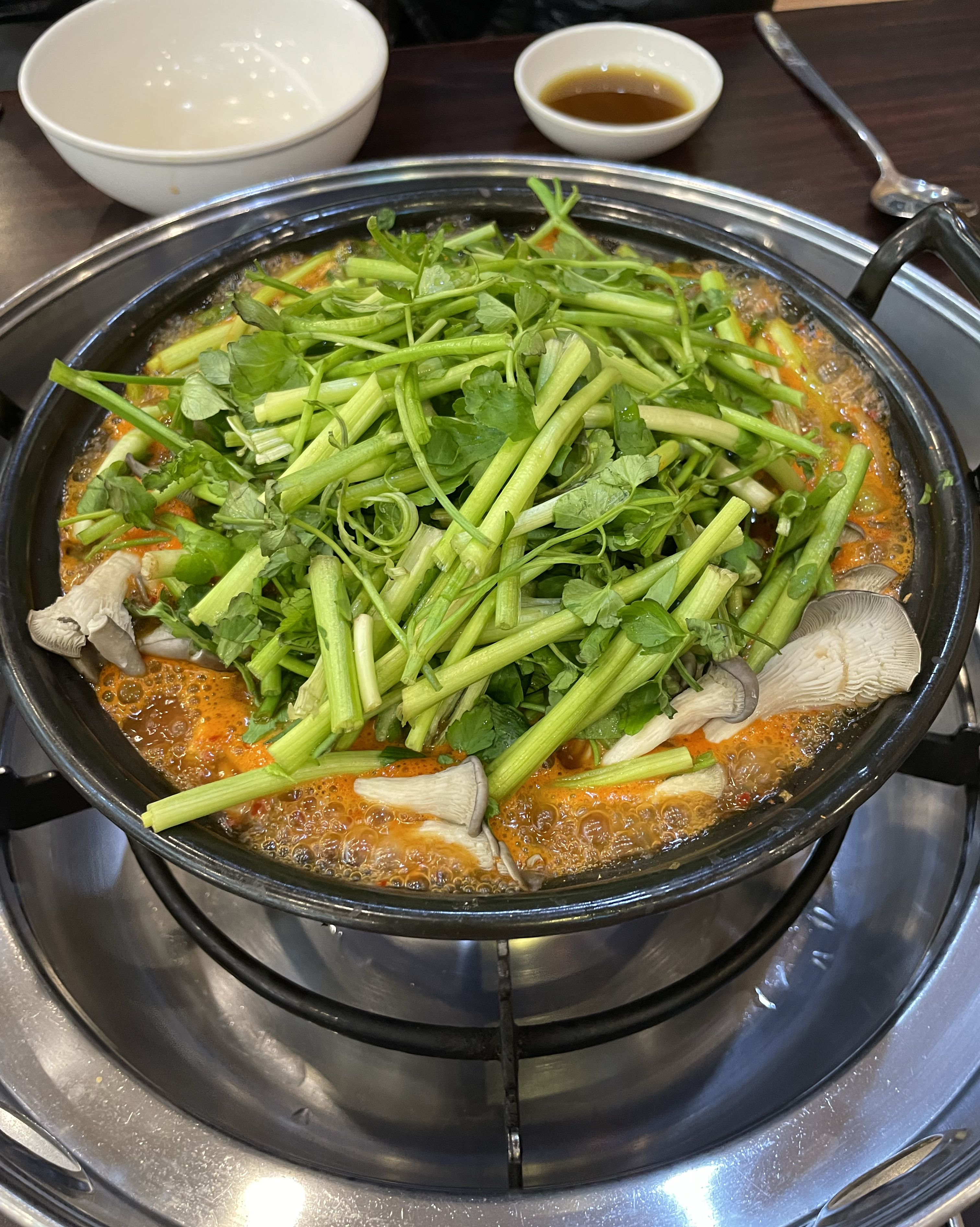 등촌칼국수 다른 지점은 미나리랑 버섯을 조금줘서 아쉬웠는데 여기는 엄청나게 많이주네요. 국