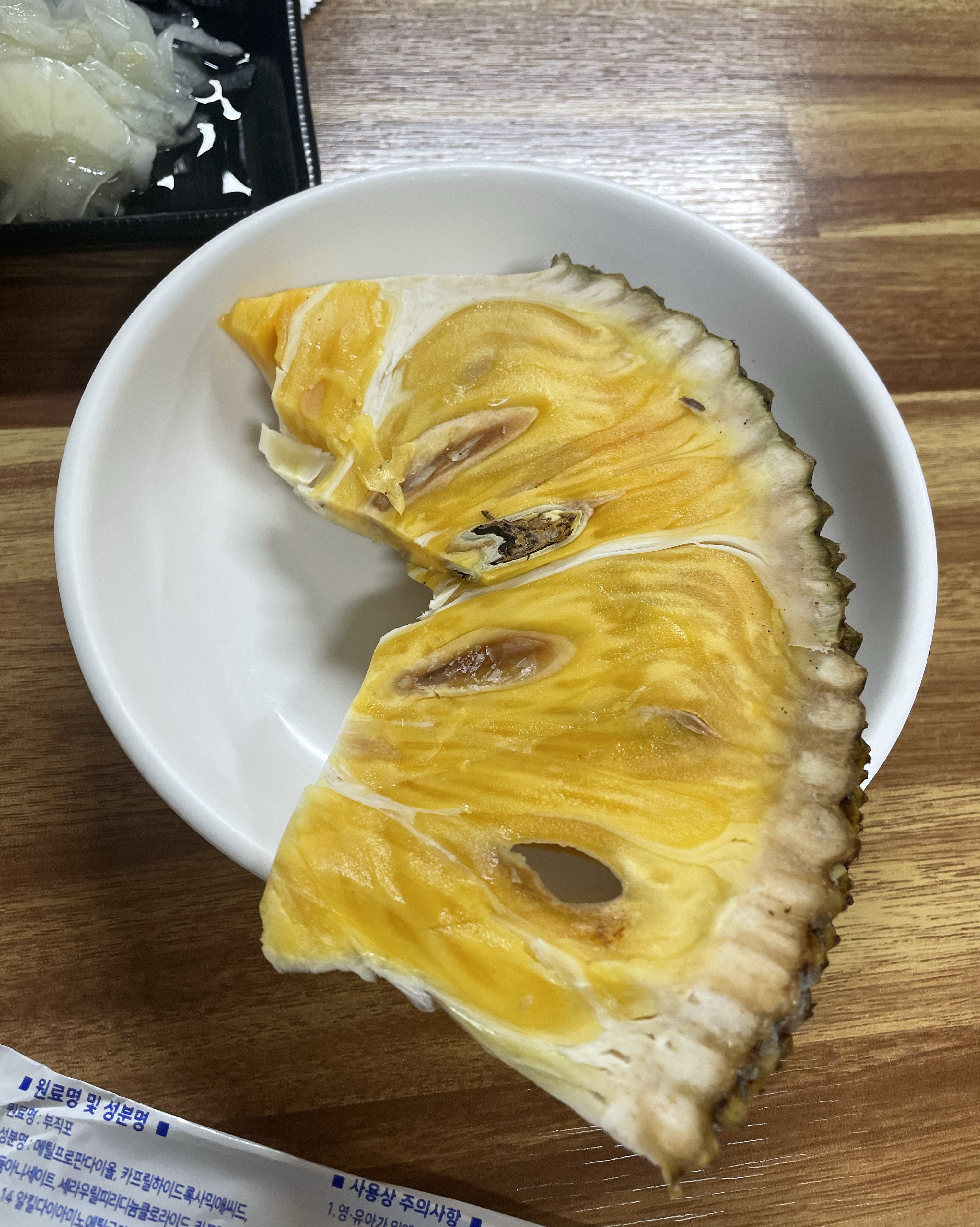 정갈하게 차려진 쌀국수와 곁들임 반찬