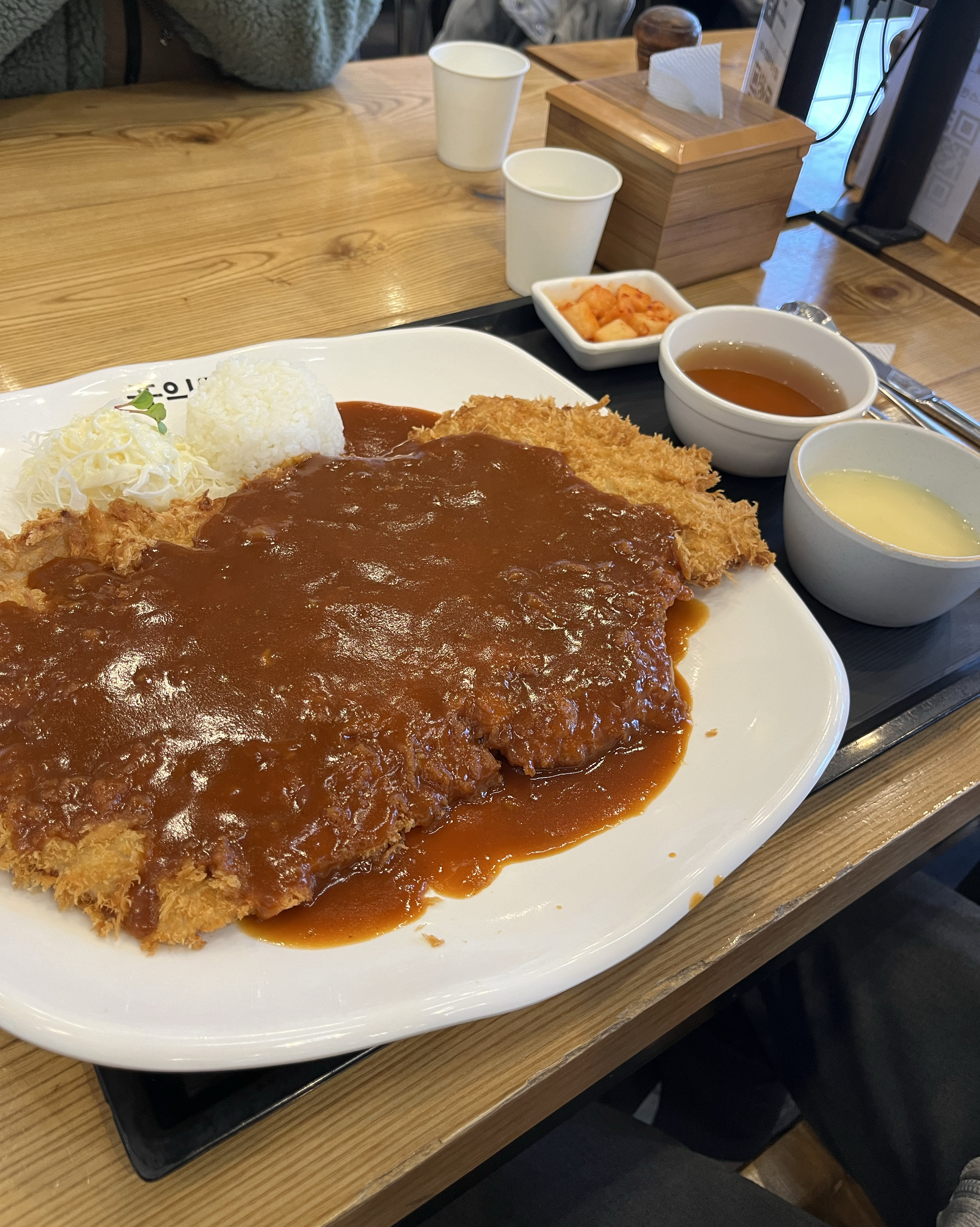 점심시간 즈음에 가서 대기 좀 하다 들어갔어요. - 용인 수지 맛집 홍익돈까스 수지점