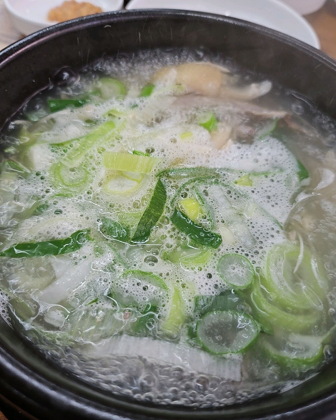 닭곰탕 7000원 발라먹을필요도 없고 맛나요 . 닭가슴살 위주로 깔끔하고 끝까지 뜨끈하게