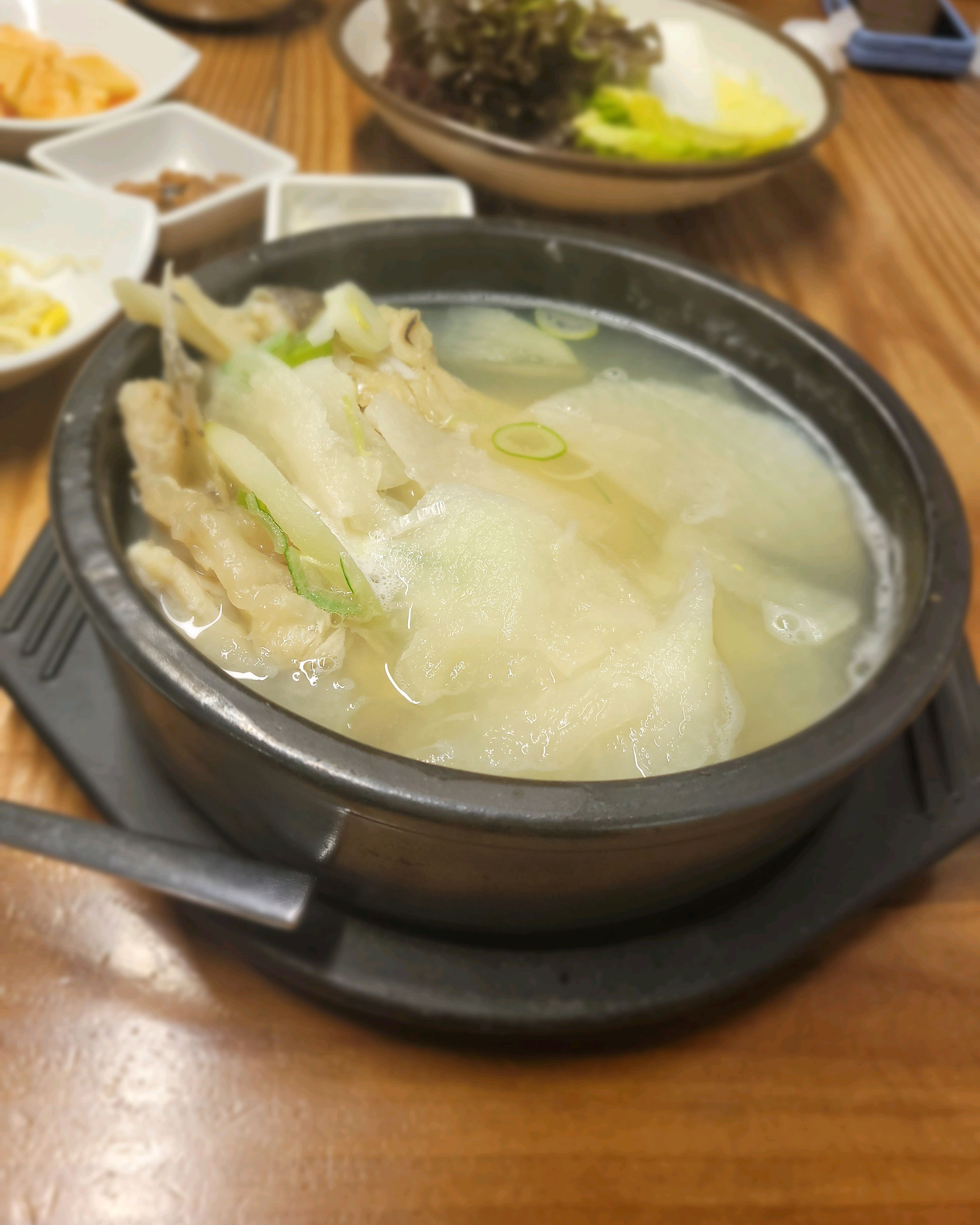 종종 가는곳이예요 무우가 듬뿍들어가 국물이 깔끔하고 시원합니다. 대구도 맛있고 반찬도 잘나
