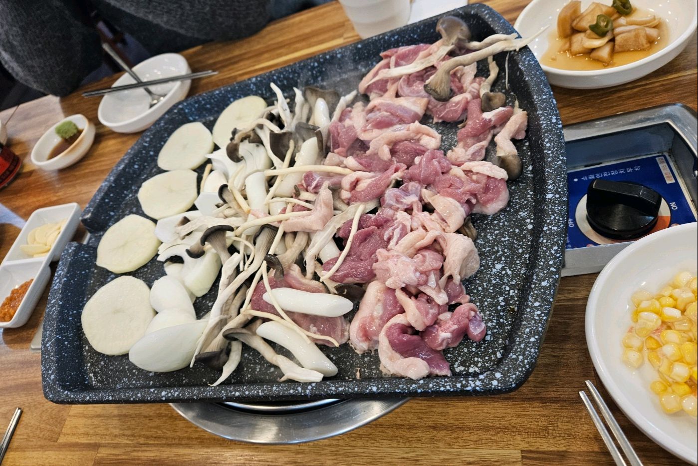 갈수록 맛있어져요!!! 로스, 양념 하나씩에 오리탕에 라면사리 추가해서 먹고 치즈 볶음밥으