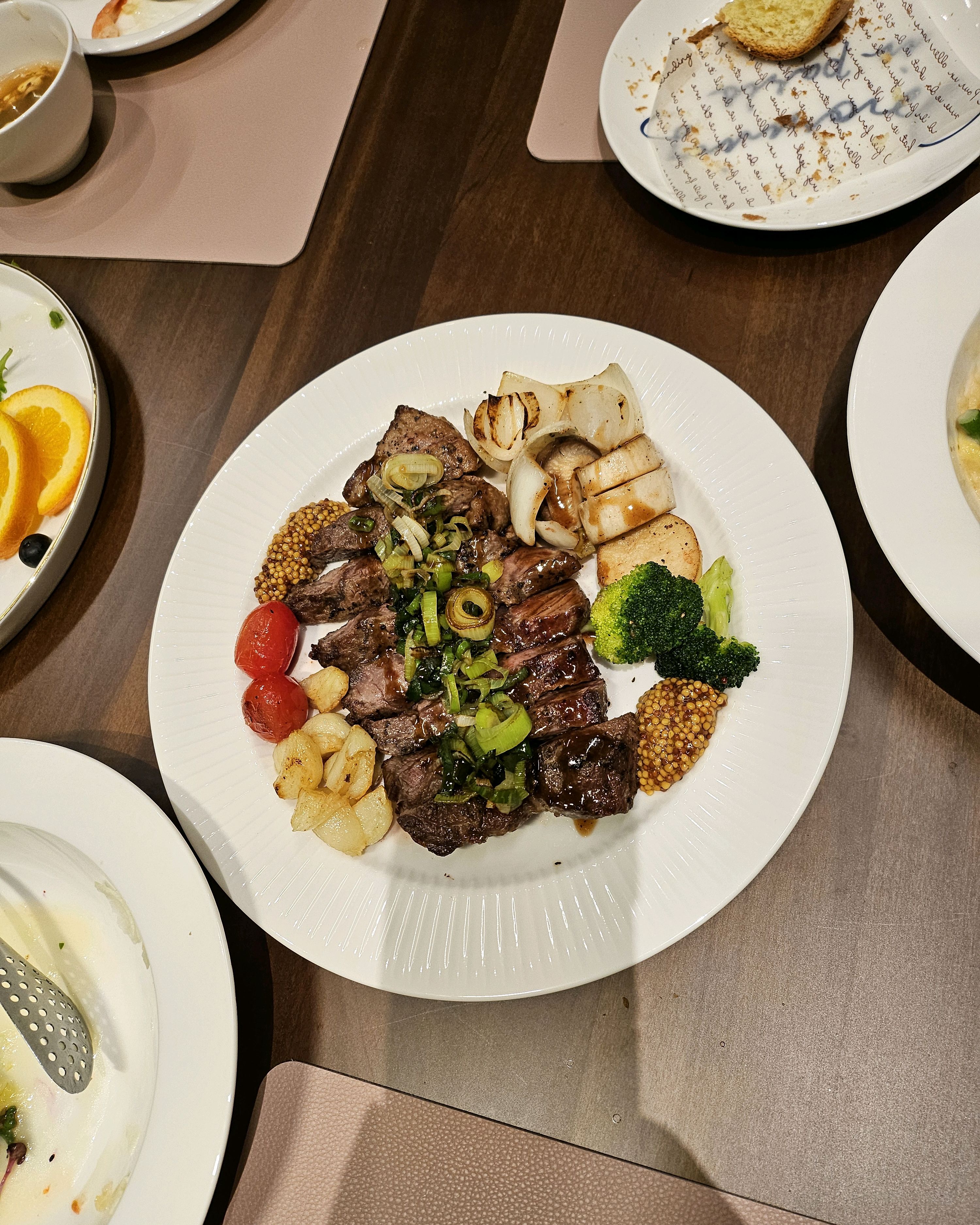 분위기좋고 인테리어도 센스있게 하셨네요~ - 경포대 맛집 썬글로우