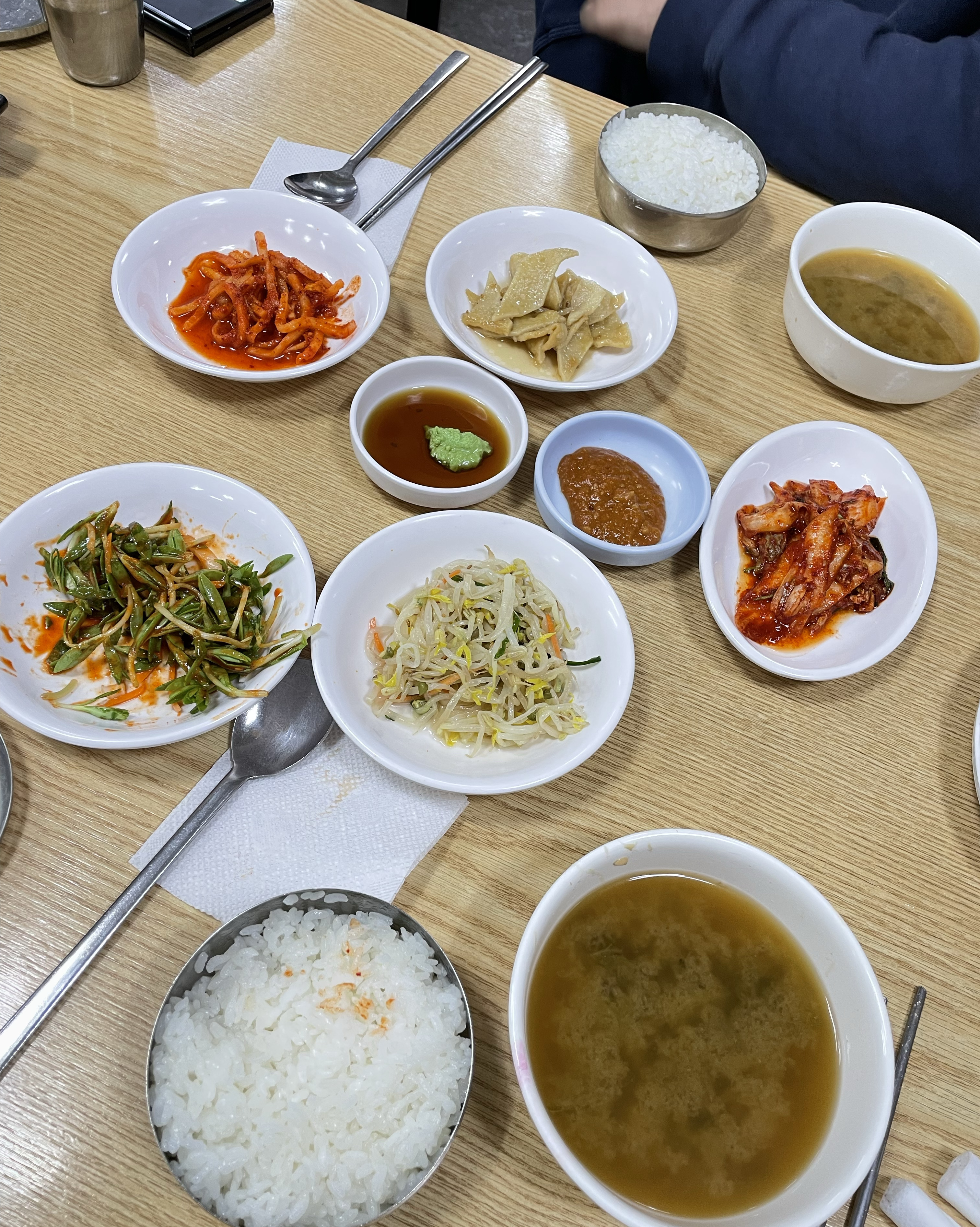 N년차 단골맛집입니다 ㅎㅎ 기본찬두 너무너무 맛있고 이모님들 항상 친절하셔서 좋아요:)👍🏻
