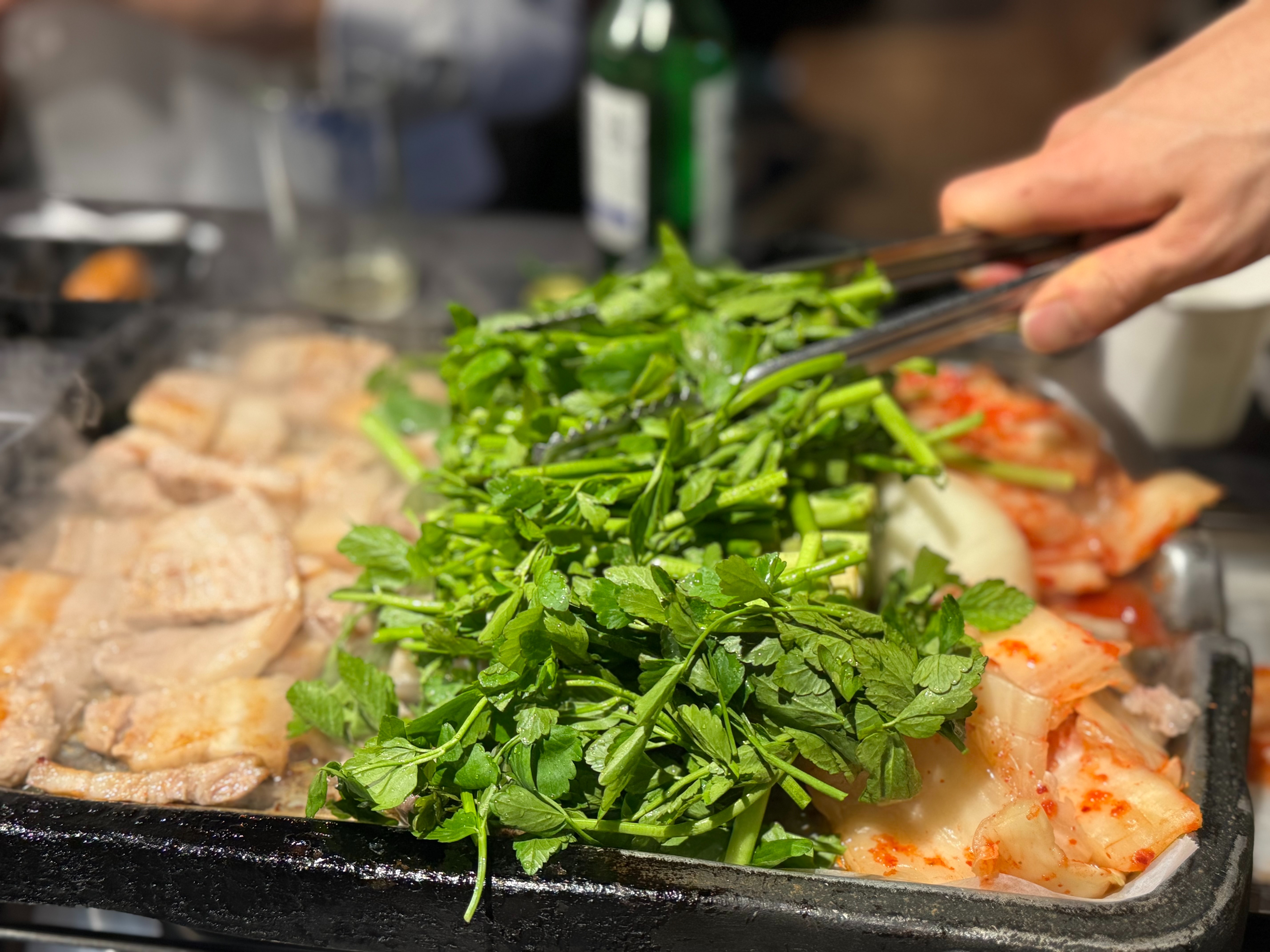 네이버 예약했고 4명이서 방문해서 맛있게 먹었어요 식당이 조금 시끄럽긴 했는데 그건 어쩔