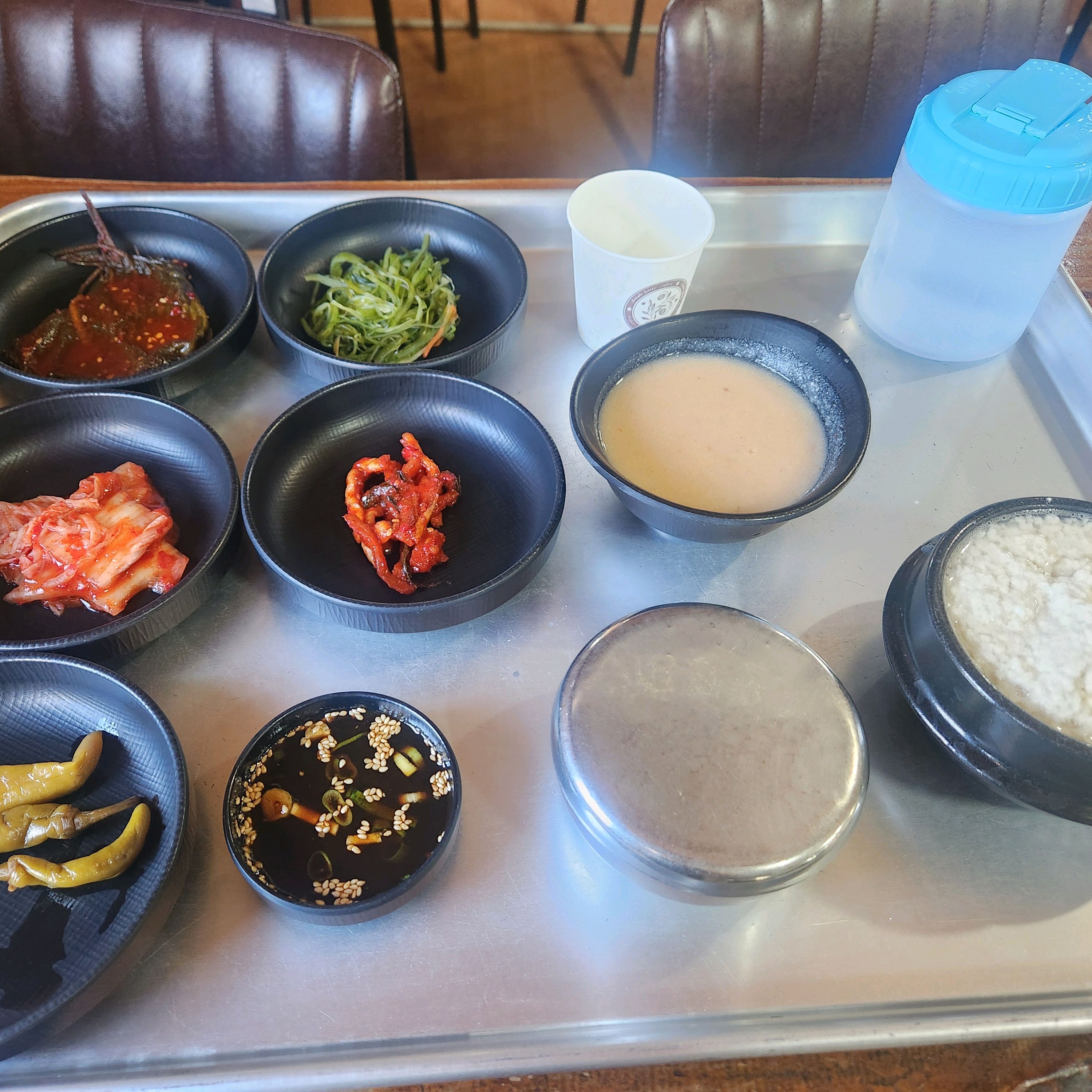 아무도 없이 조용히 먹었는데요. 외국인 두분이 계셨구, 아예 저렇게 식판 째로 주십니다.