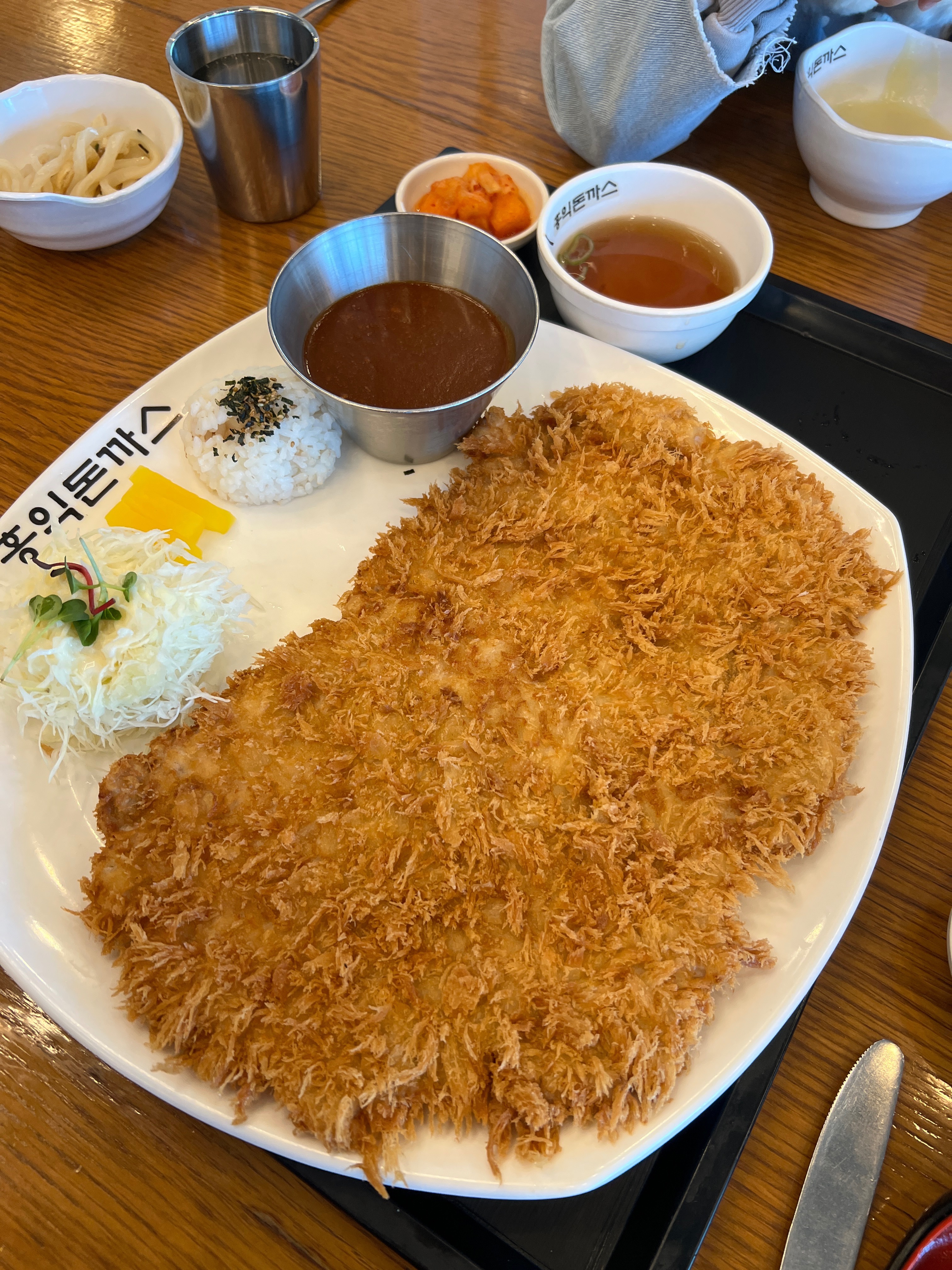 돈까스 진짜 왕 커요ㅎㅎ 우동도 스파게티도 양이 어마어마해요! 과하지 않고 정석을 지키는