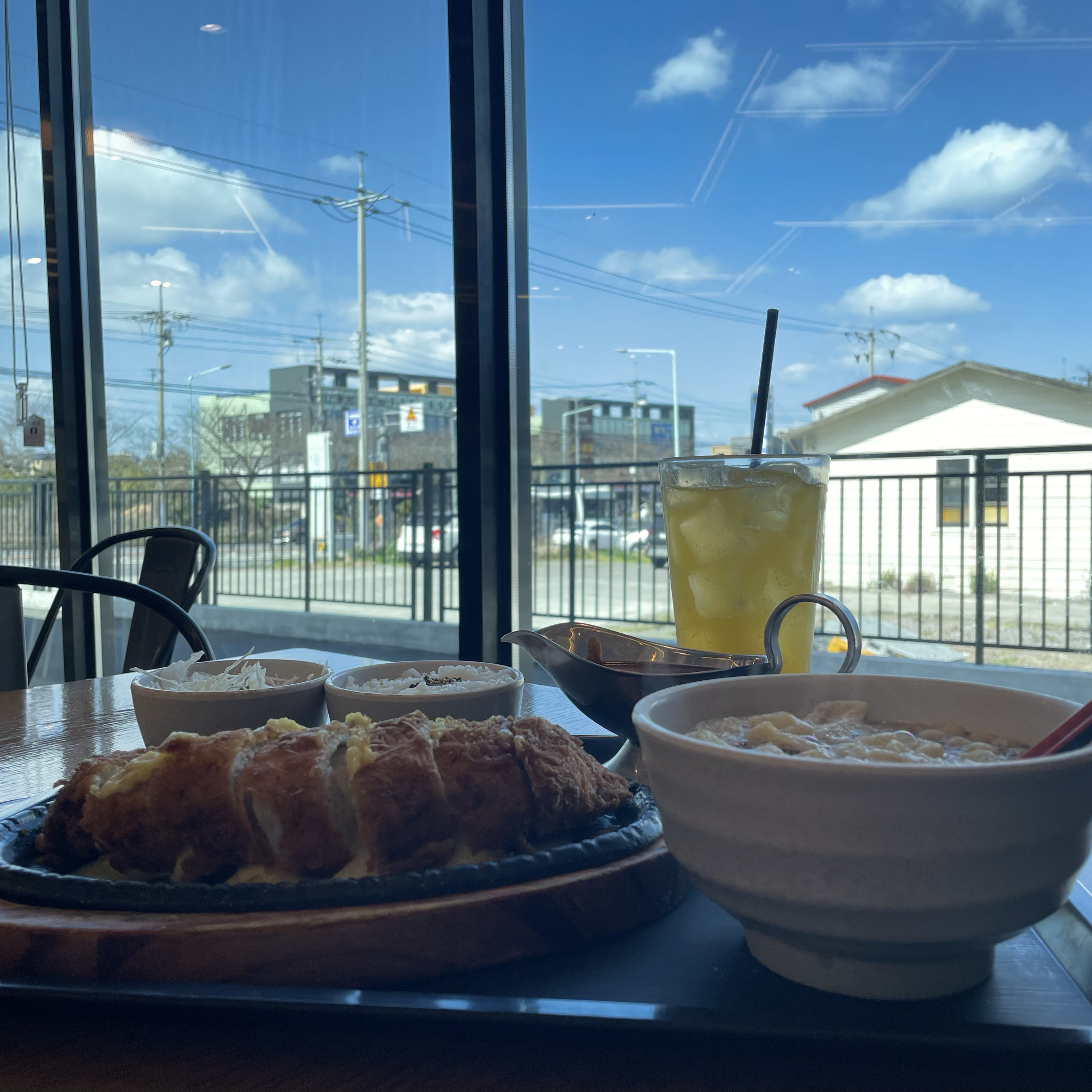 아라동 돈까스 맛집 찾다가 홍익돈까스 제주아라점에 방문했습니다:) 고구마치즈롤까스라는 특별