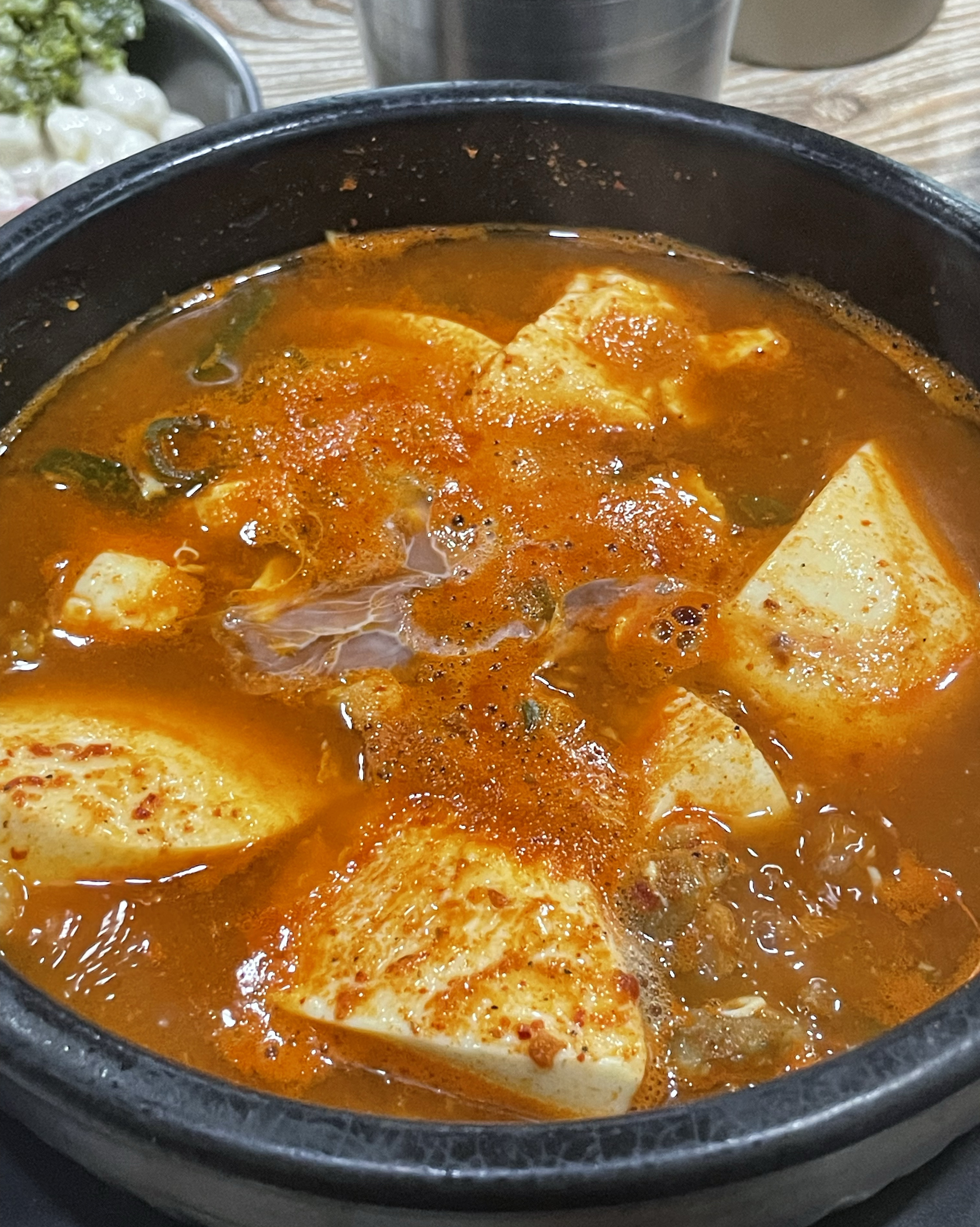 맛있어 보이는 순두부찌개