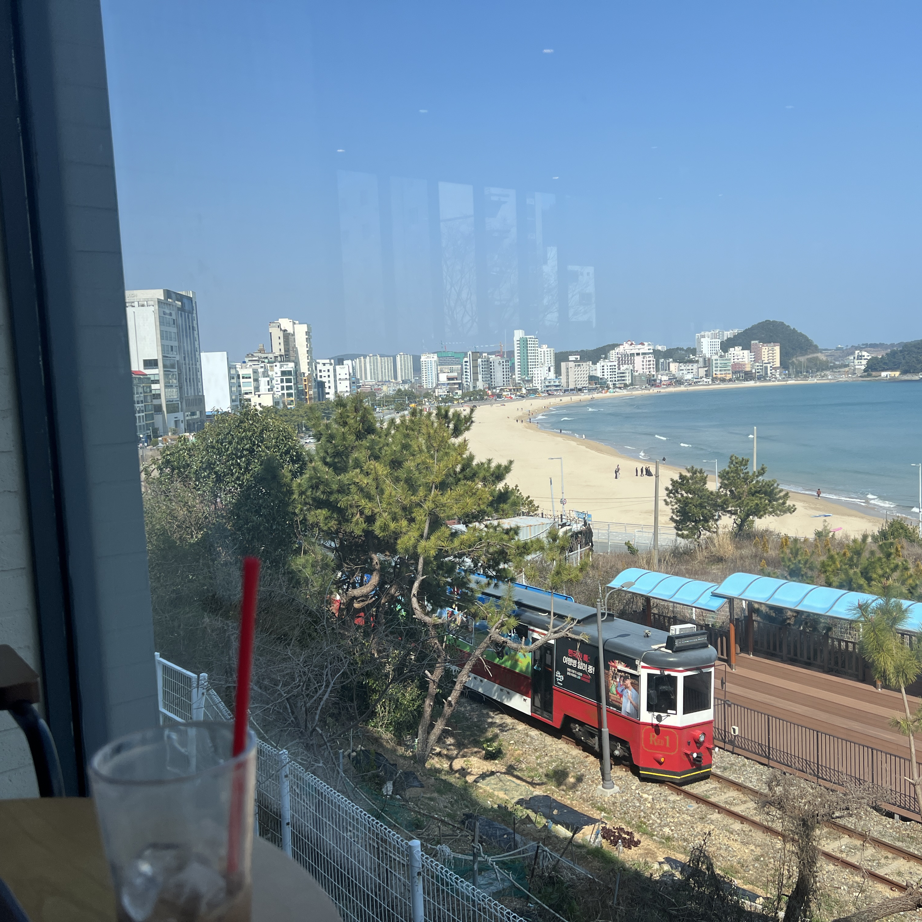 송정해수욕장과 해변열차 지나가는 것도 잘 보이고 뷰가 너무 좋아요! 편안하게 음료 마실 수