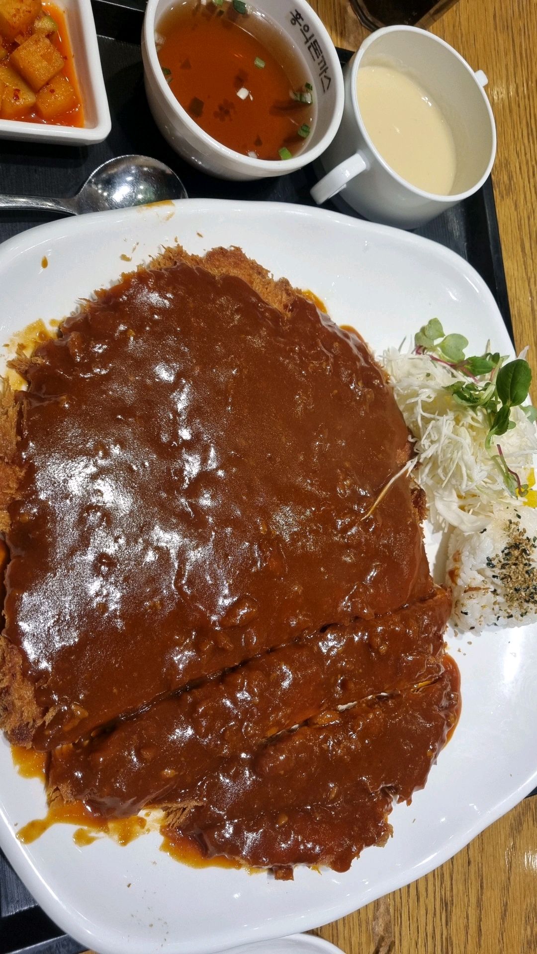 양도 많고 음식도 빨리 나와서 좋아요. 돈까스, 볶음우동, 볶음밥 다 맛있어요. 직원분들도