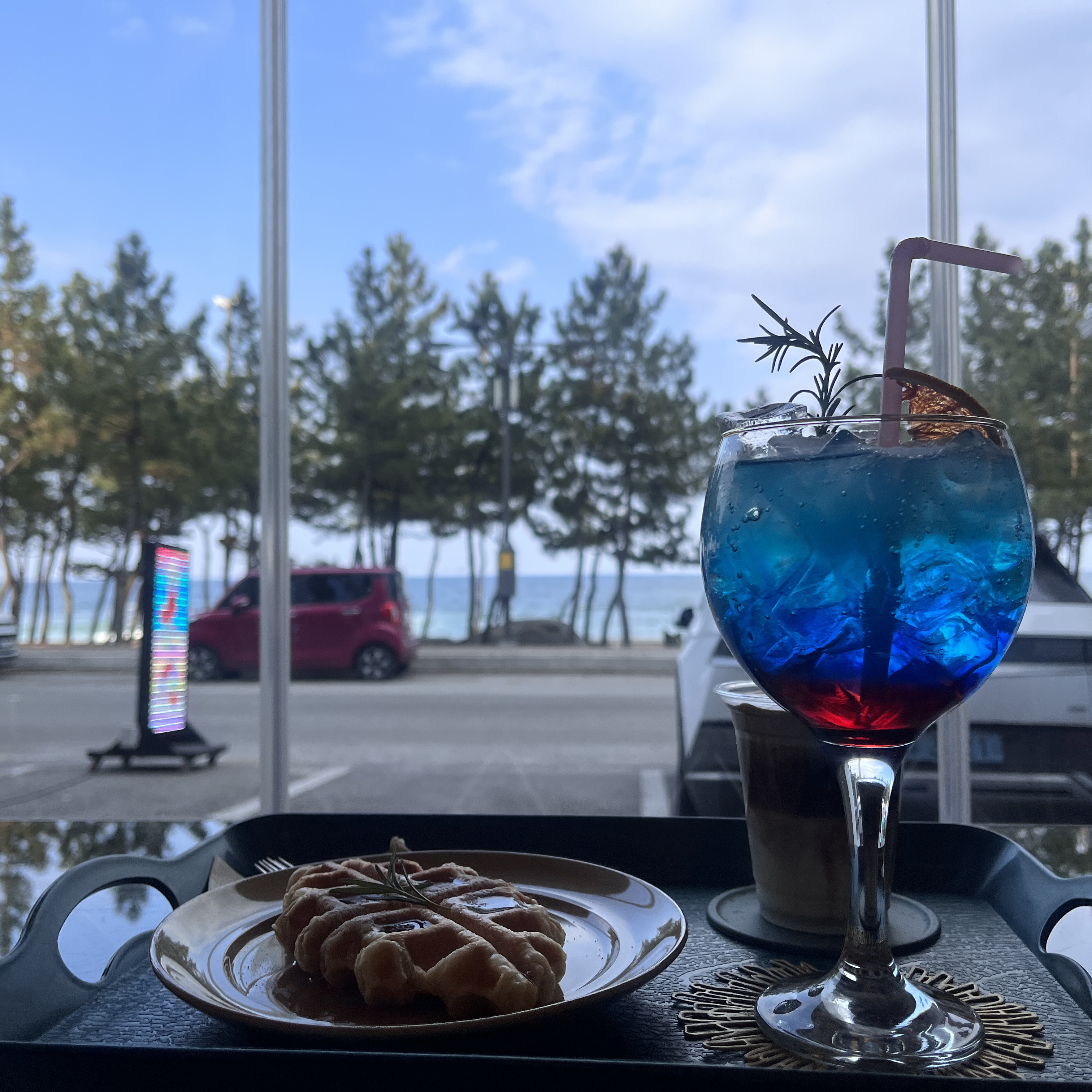 경포대를 한 눈에 볼 수 있는 경포대 오션뷰 맛집 카페 아우라를 왔어요! 아우라크림라떼와