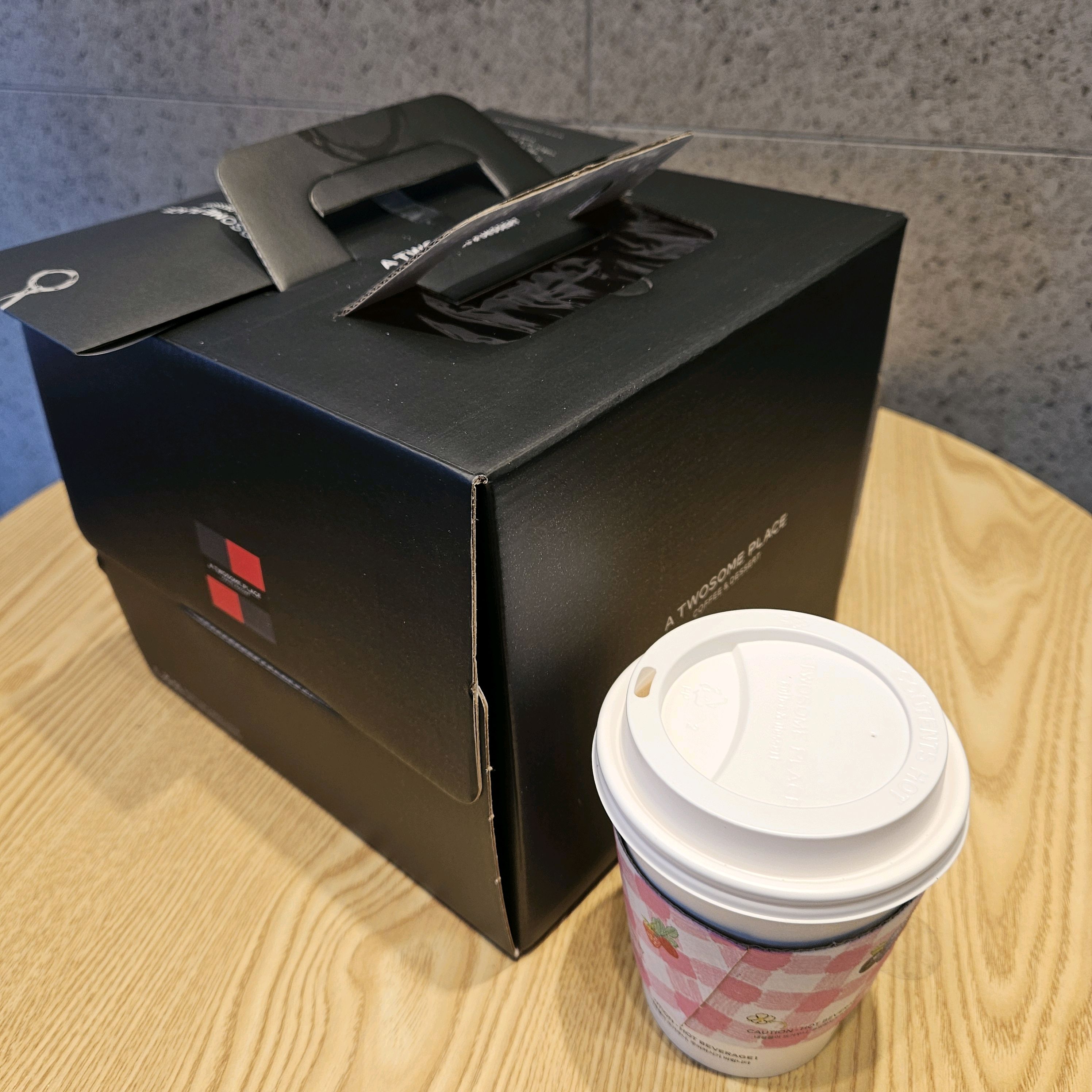 딸기케익은 투썸이죵 맛있네요 종종 이용할거같아요 주차공간이 조금아쉽지만 주문넣은거 금방 나