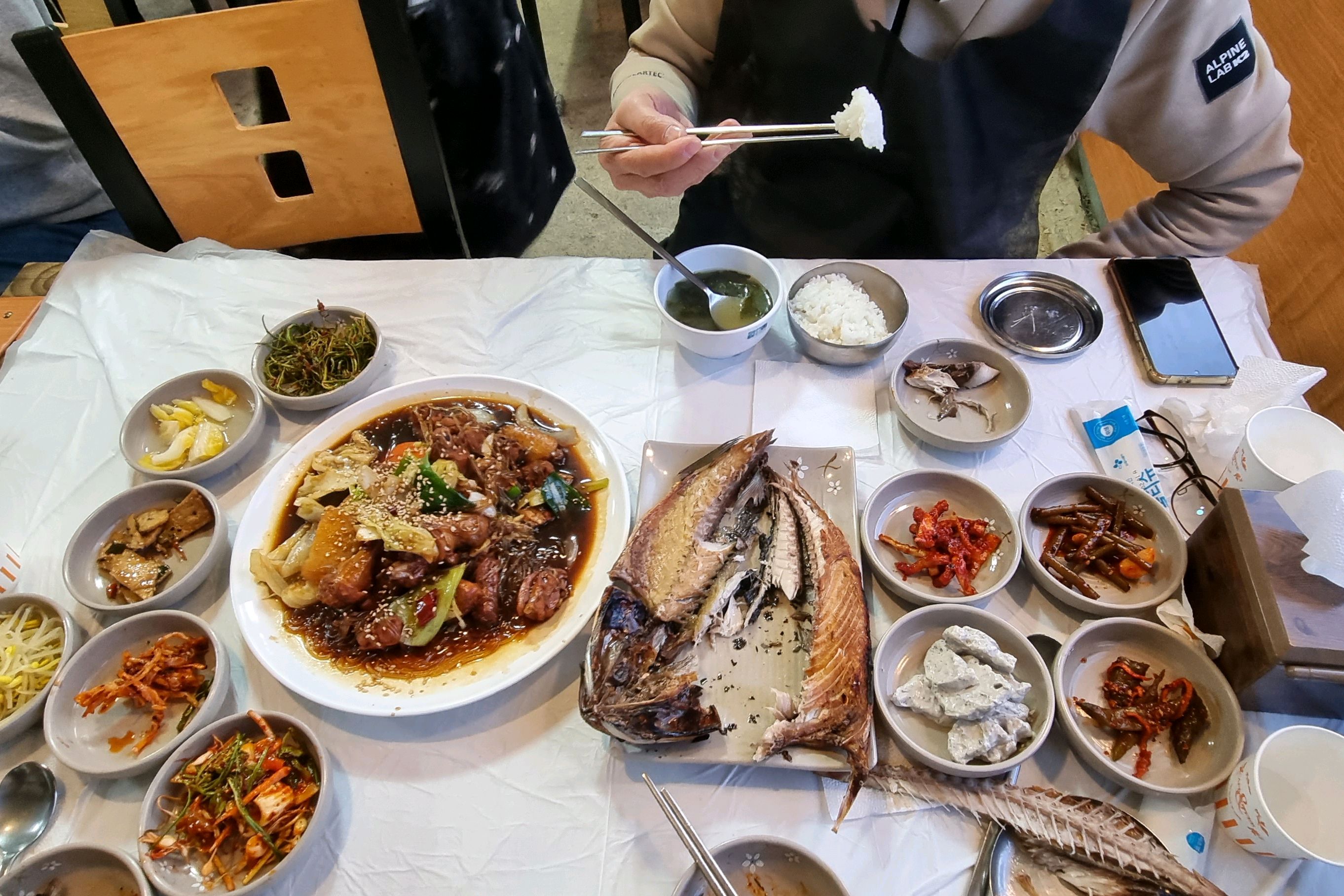 구경하느라 늦어서 마감시간이 늦은 식당으로 그냥 들어가서 먹은건데 여기 진짜 맛있네요~ - 하회마을 맛집 하회식당