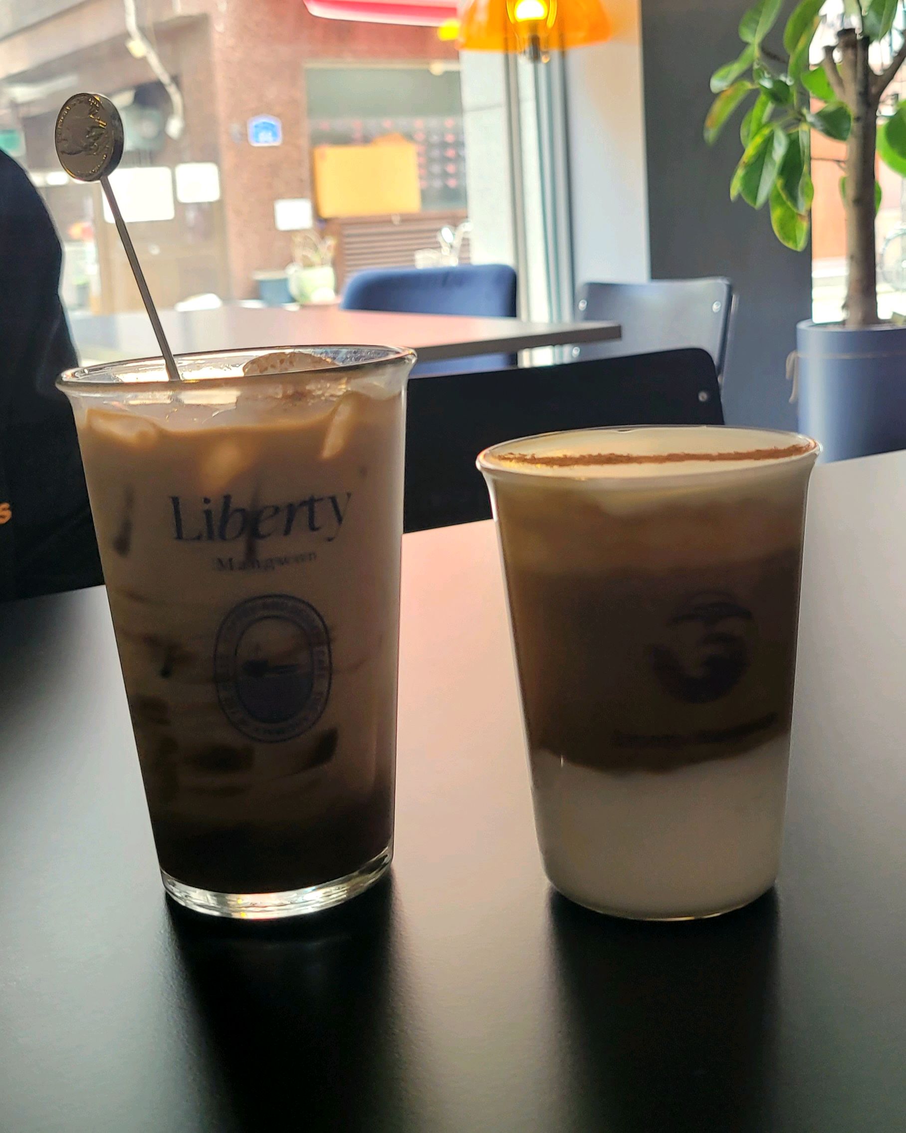 디카페인 리벌티 아인슈페너, 리벌티 블랙 라떼 주문했어요. - 망원동 맛집 리벌티 망원