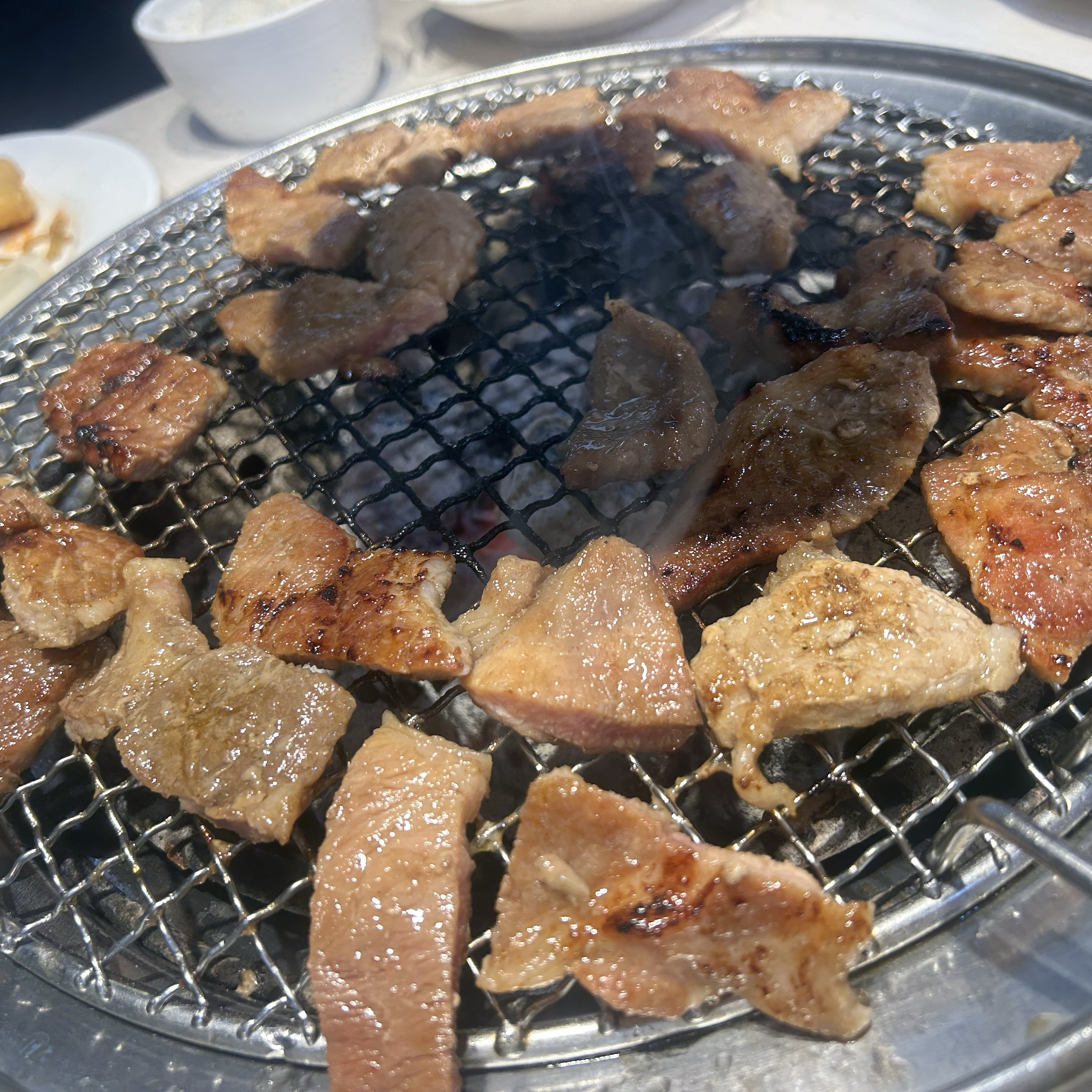 맛있어요 저렴한 가격에 다양한 고기와 종류를 먹을 수 있어서 좋았아요 음료수도 다양하고 고