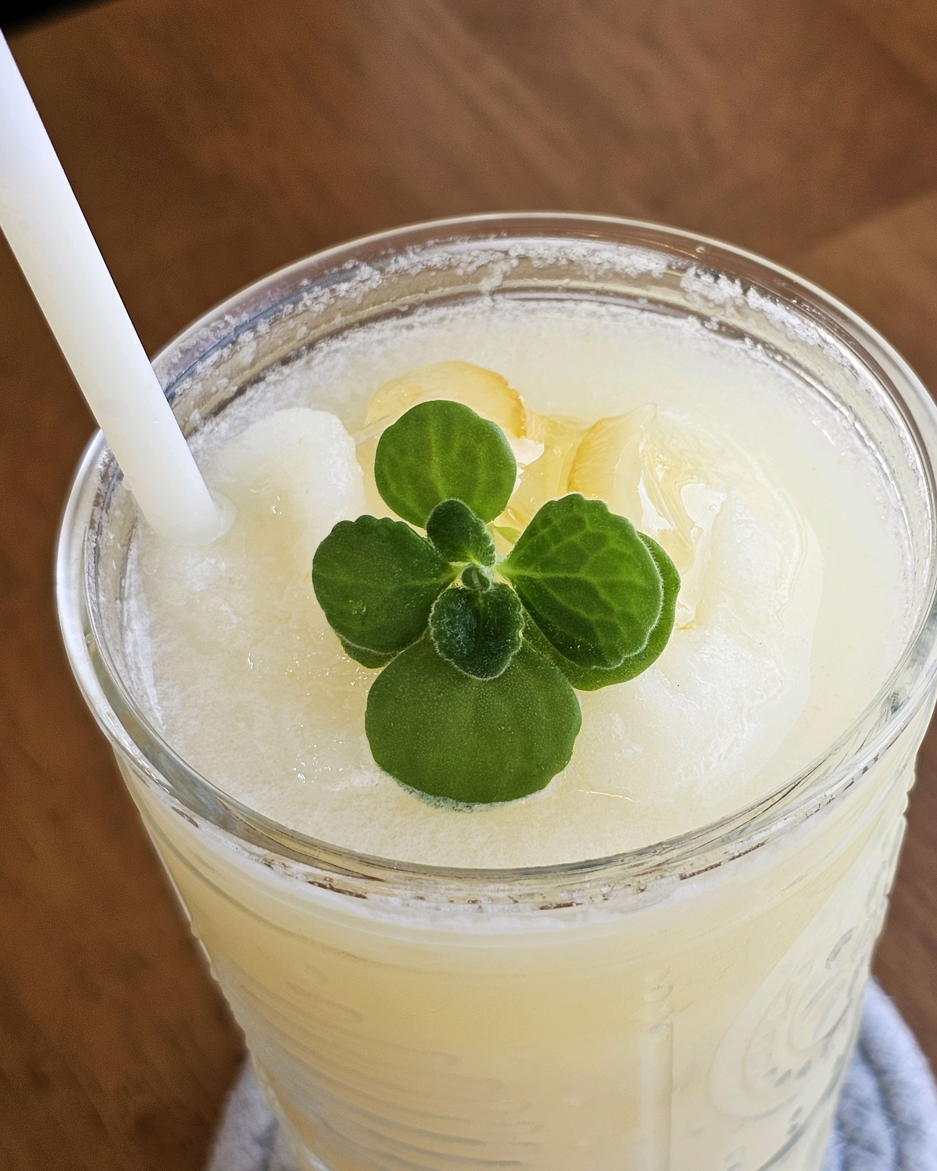 민트 잎으로 장식된 스무디