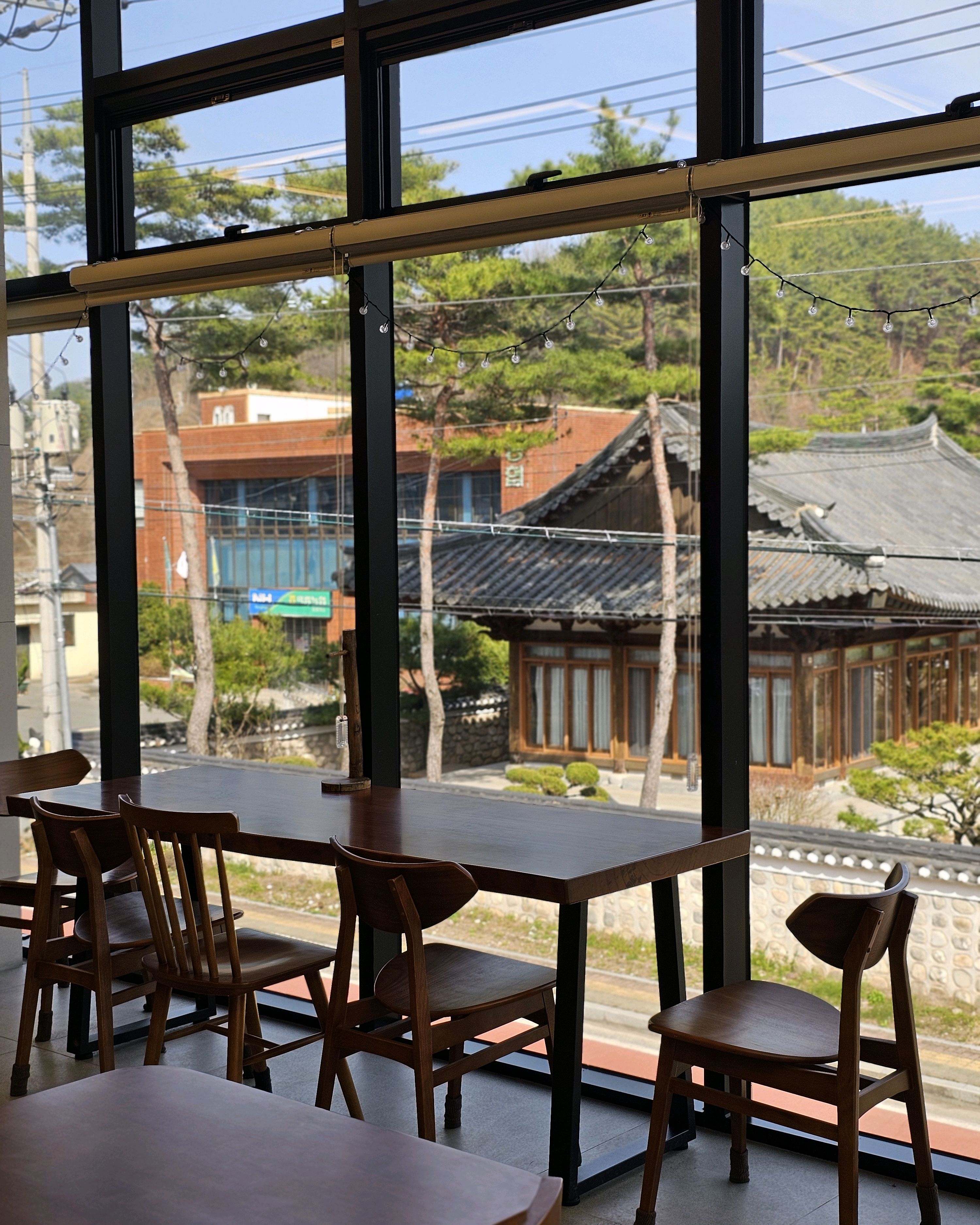 창가 좌석에서 보이는 풍경과 음료