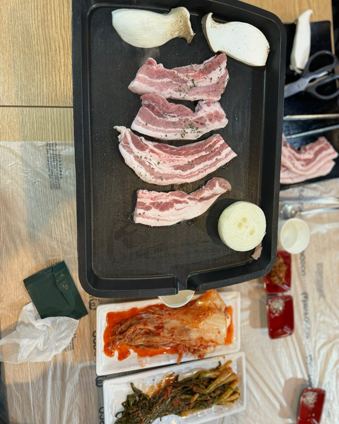 밤시간 문을 연 음식점이 이 곳밖에 없어 갔습니다. 포차라고 쓰여있지만 일반 한식당처럼 음