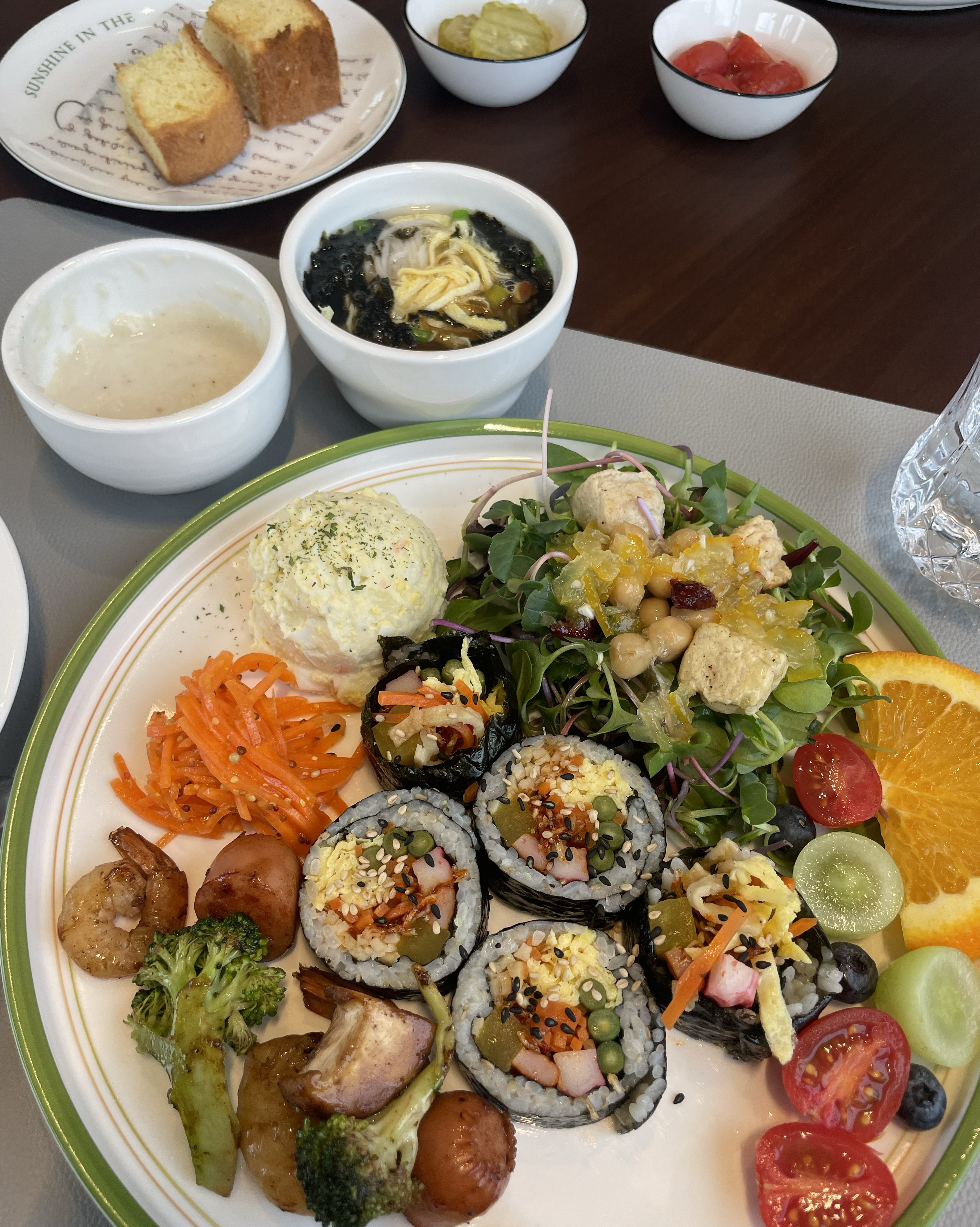 남자친구 생일기념으로 갔는데 음식도 맛있구 인테리어도 너무이뻐요오!!!!거울에서 거울샷찍으