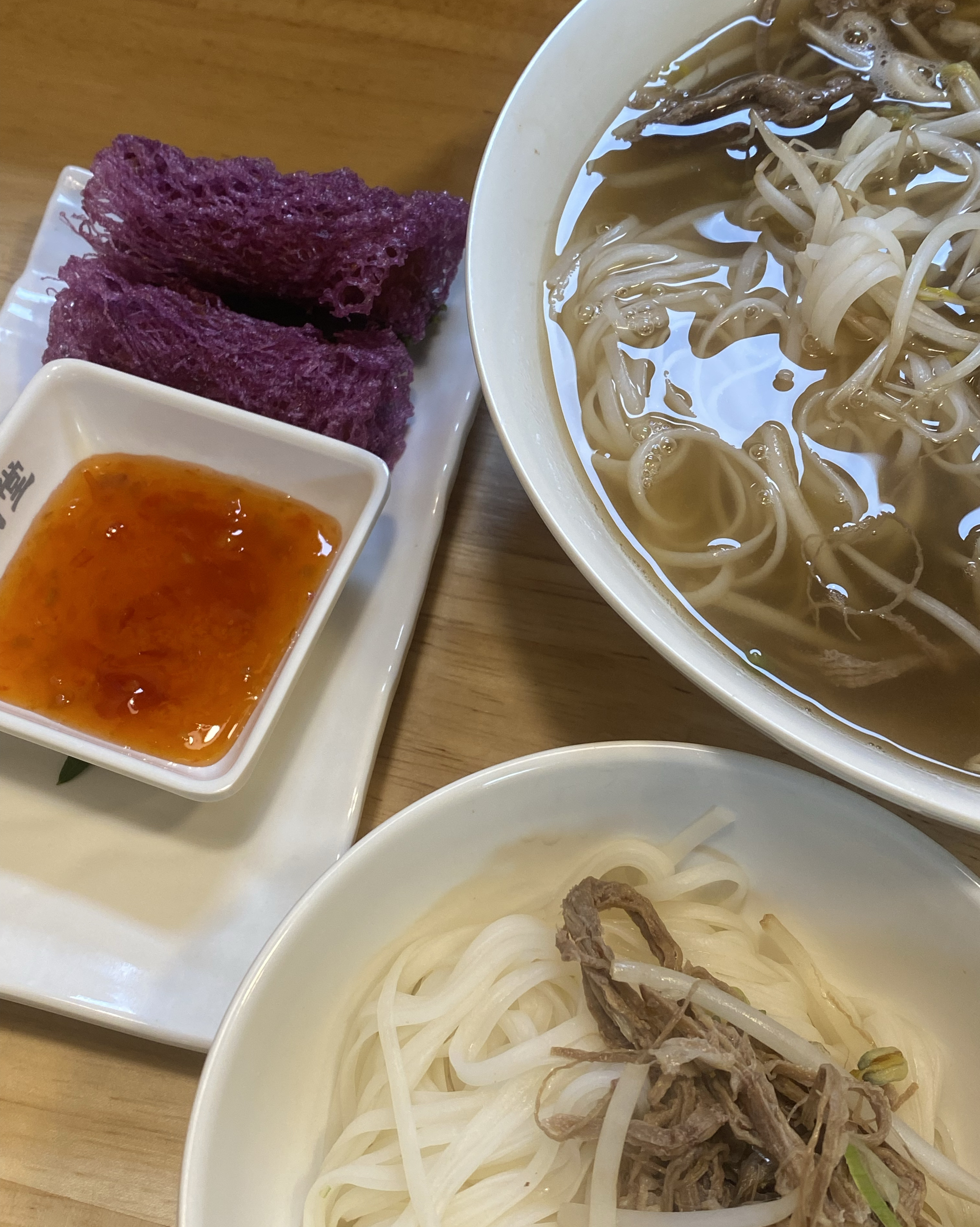 혼밥하러 자주가는데 양도 많고 비오는날은 무조건 먹고이쏘요.,, 존맛탱 ...🤍 쌀국수 종