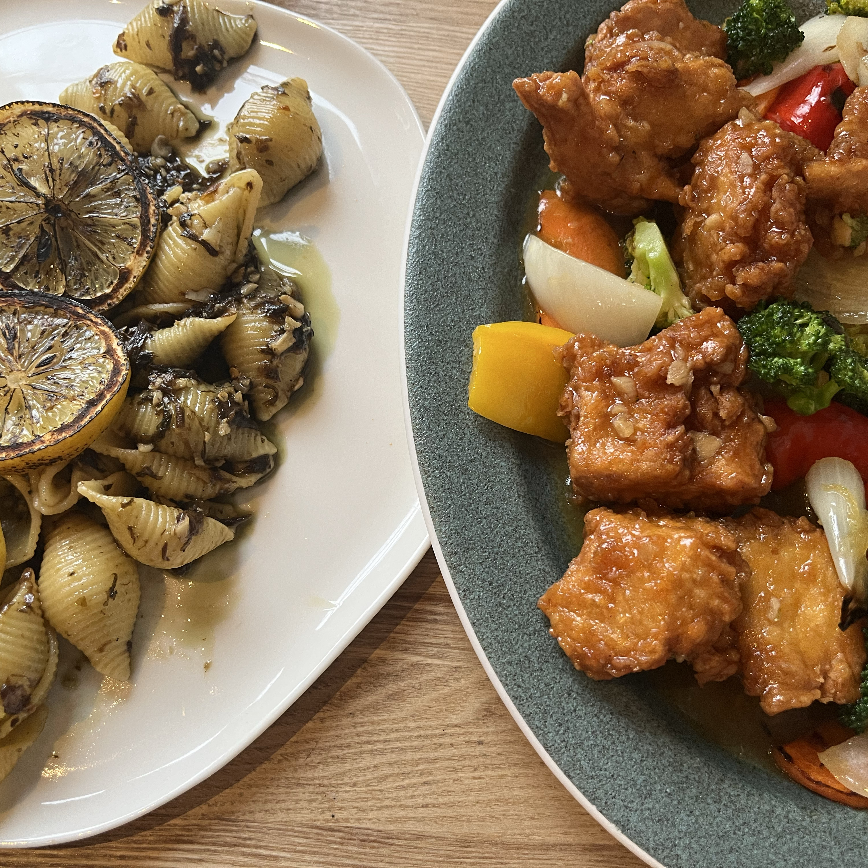 오렌지치킨강정이랑 블랙레몬파스타 시켰는데 진짜진짜 맛있었어요..💗 특히 블랙레몬파스타 완전