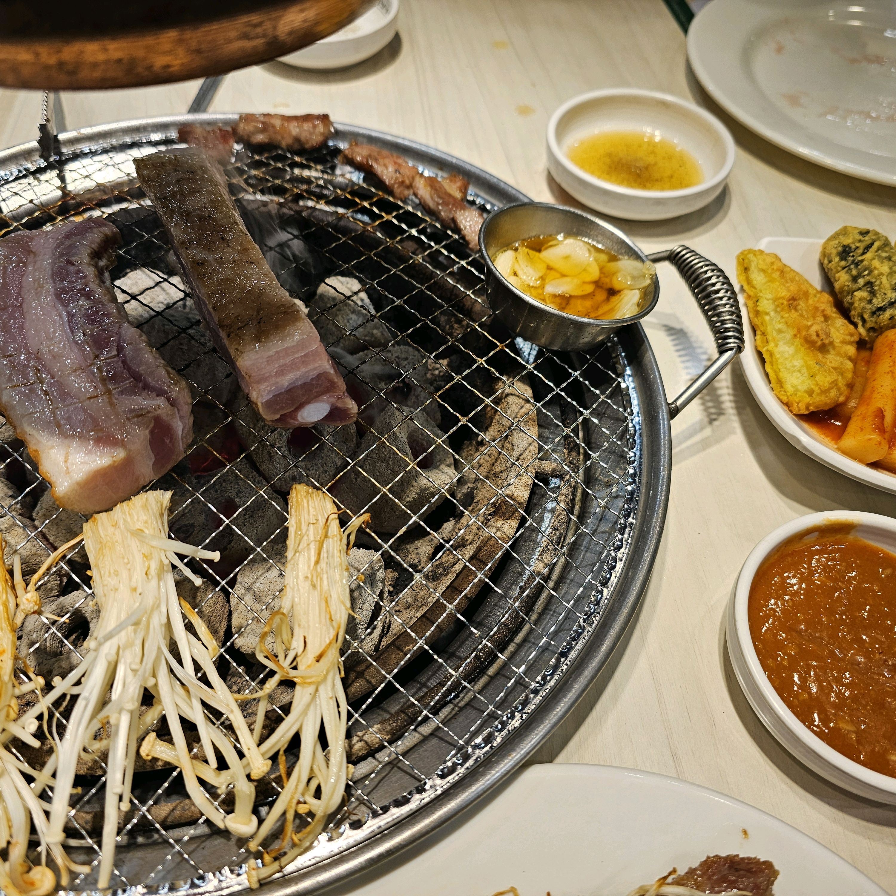 고기질도 괜찮고 탄산음료 반찬 떡볶이 잡채 튀김 모닝빵 등 음식도 여러가지 먹을 수 있어
