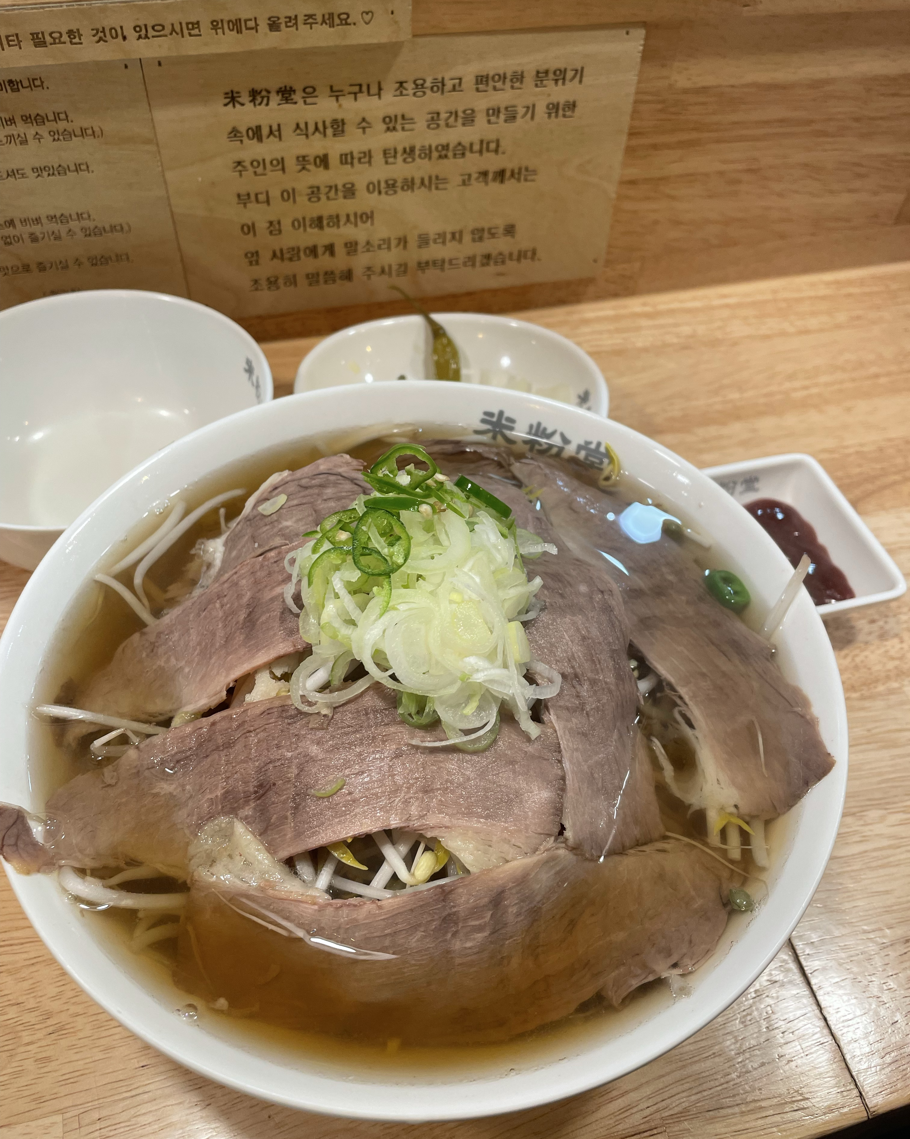 음식은 정말 맛있는데요 가게 분위기는 영 적응이 안 되네요..; 손님이 저랑 남편 밖에 없