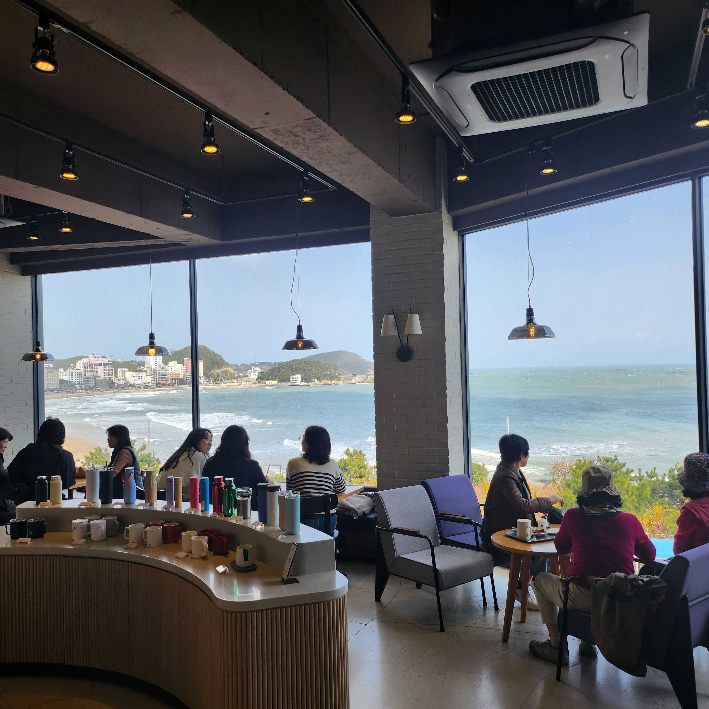오랜만에방문했어요♡뷰여전히좋고 평일이라 주차도 편하게했습니다~ 황사때문에 목이 칼칼했는데
