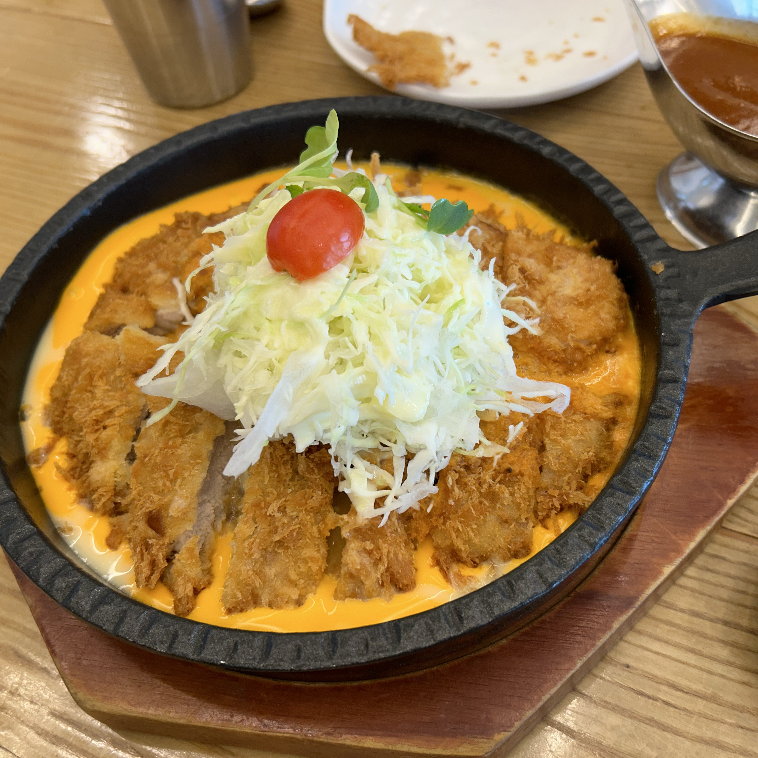 아이들이 많아서 소란스럽기는 하지만 음식 맛있고 양도 많아요 - 속초 청초호 맛집 홍익돈까스 속초점