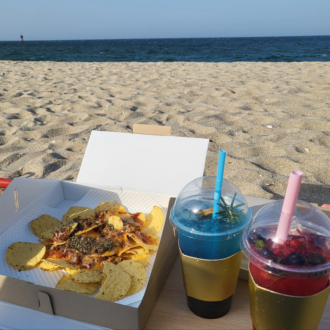 사장님도 직원분들도 너무 친절하시고 바다에서 마시는 칵테일 너무 맛있습니다 완전 추천!!