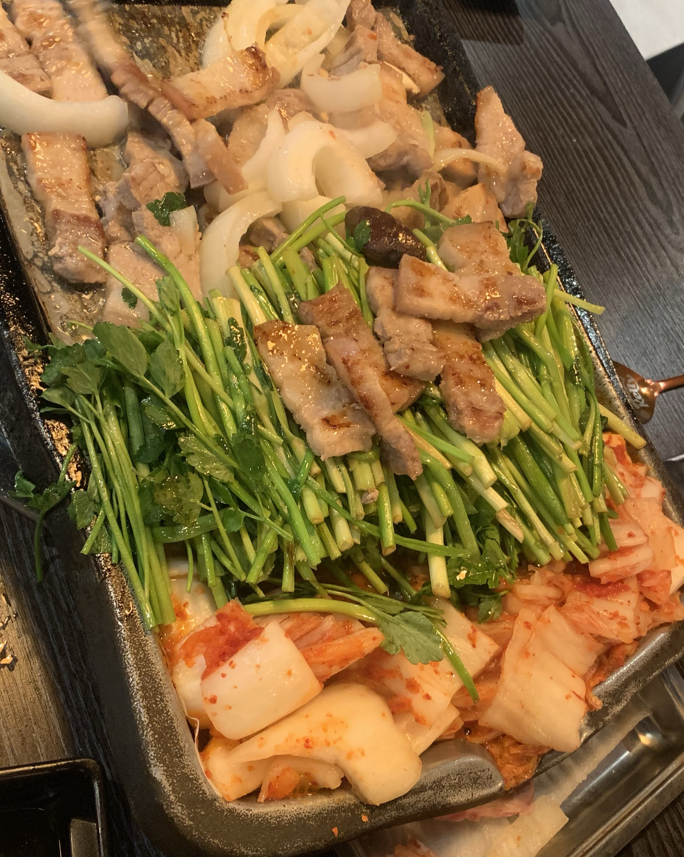 미나리 너무 맛있고 최고예요 ㅜㅜ 김치도 많이 주시고 고기 잡내도 없고 사장님 너무 친절하