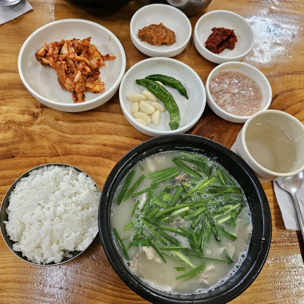 리뷰가 홍보없이 찐 리뷰임을 증명하듯이 동네 숨은 맛집이였네요. 가성비 찐 국밥! 진한 사