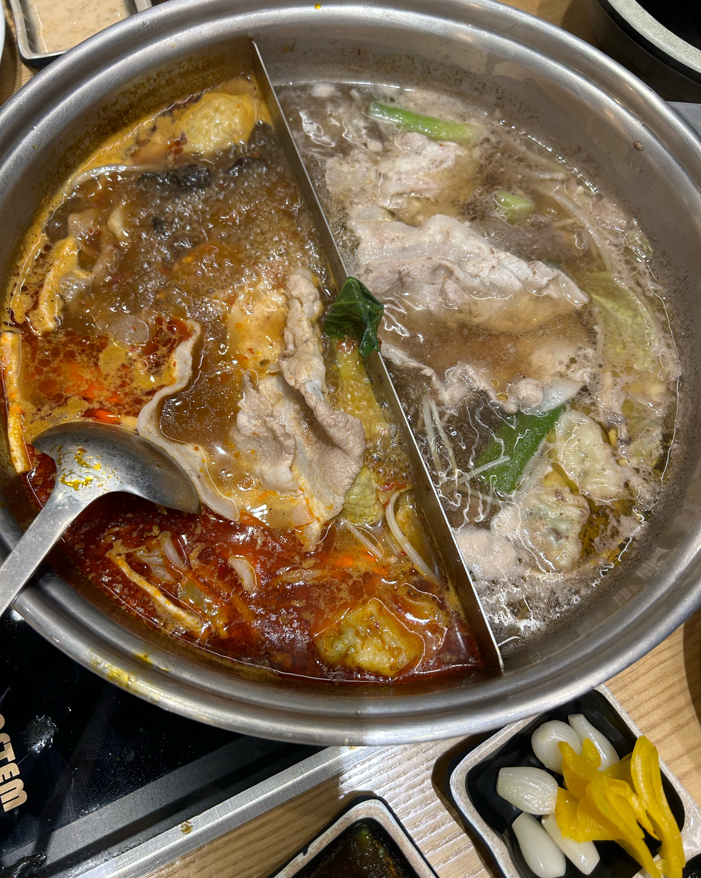 안내해주시는 직원분이 친절했고, 매장이 깔끔하고 커서 놀랐어요! 재료들도 신선하고 특히!!