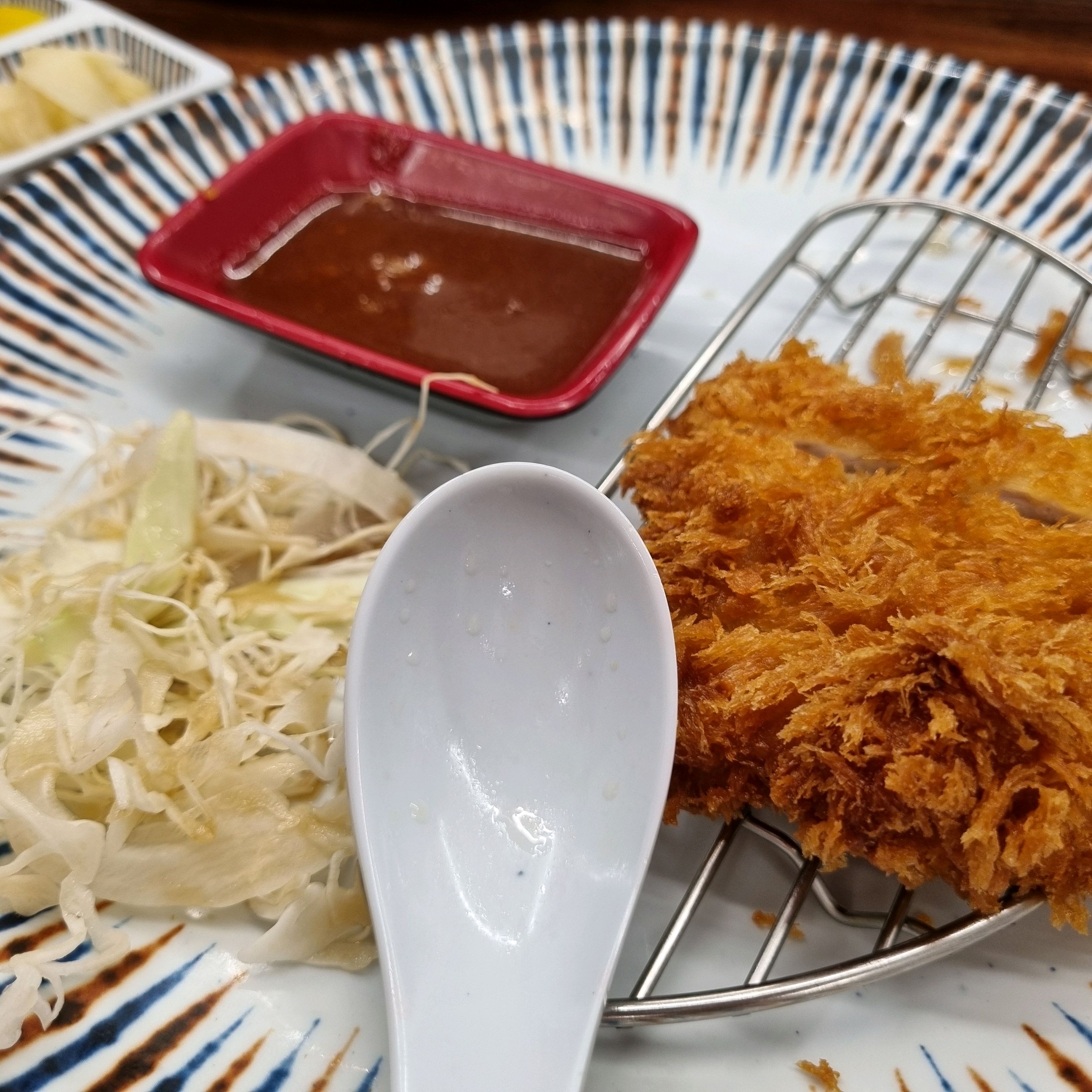 맛있어서 도중에 먹다가 사진찍었어요 ㅎㅎ 돈까스 + 모밀 정식 조합이 정말 좋고 시원한 모