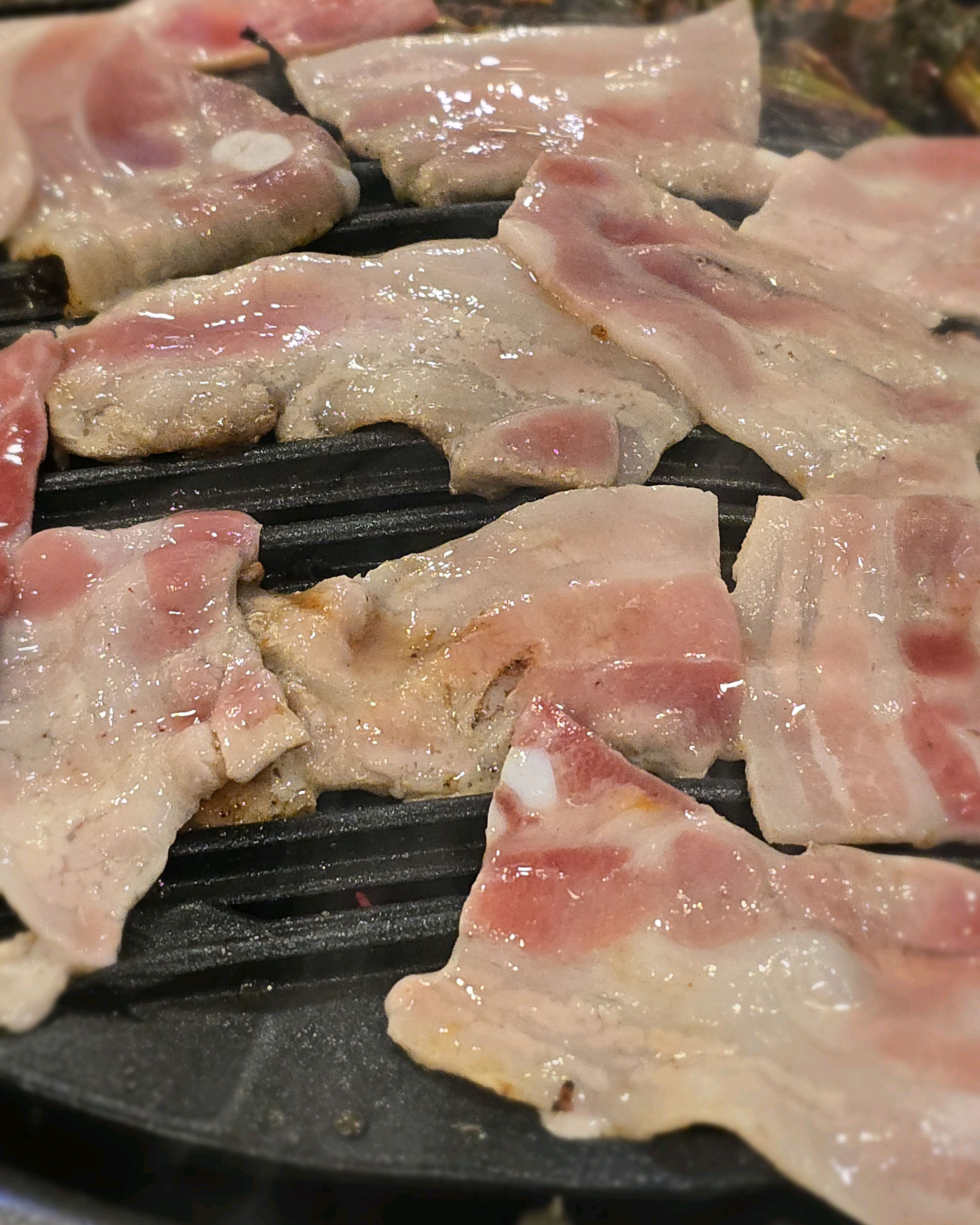 소고기 살치살 너무 맛있구요 삼겹살도 맛있어요!! 특별하게 샐러드바에 라면도 가득하고 같이