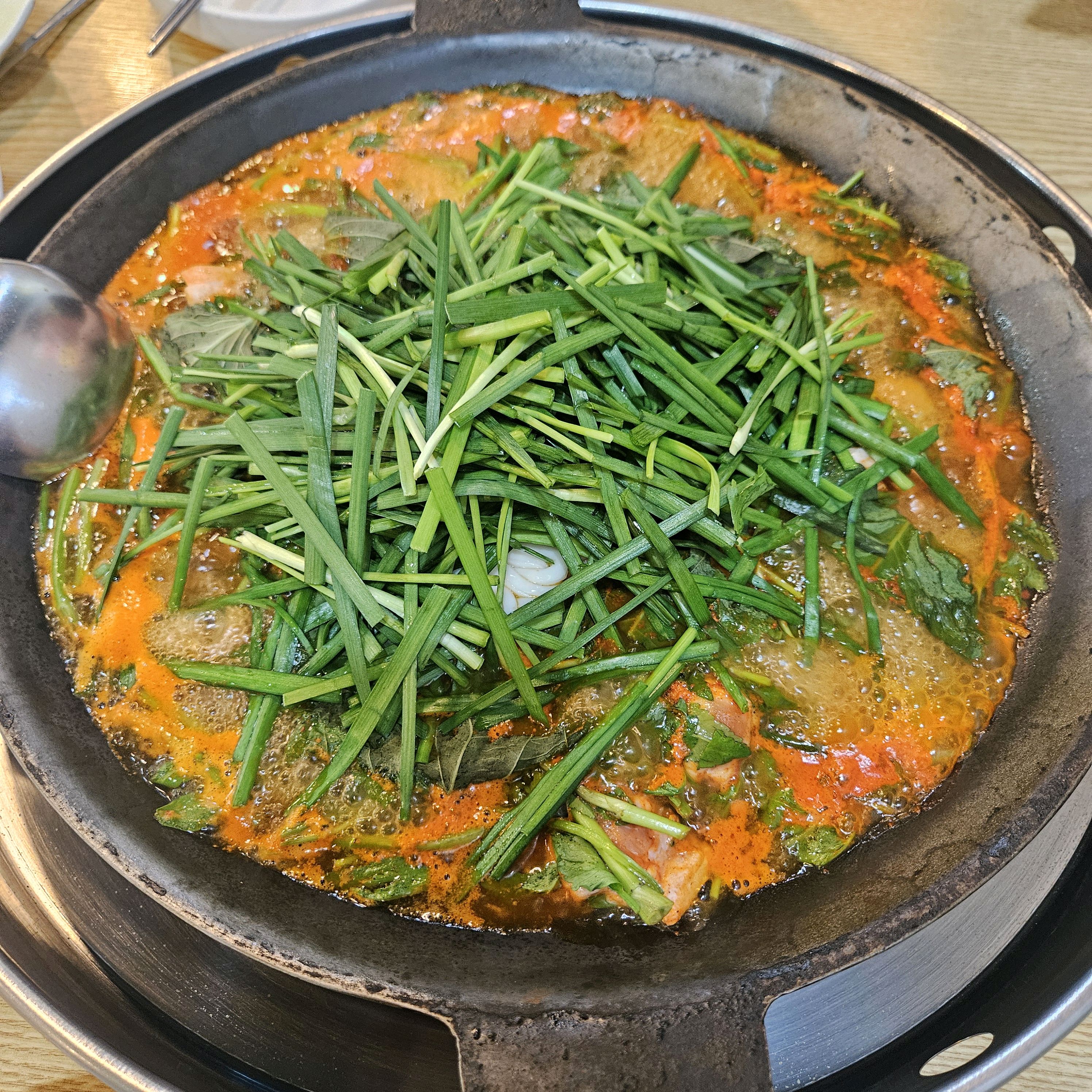 물닭갈비라는걸 살면서 처음 먹어봤는데 너무 맛있어서 놀랐어요ㅋㅋㅋ 다음에 삼척오면 또 올것