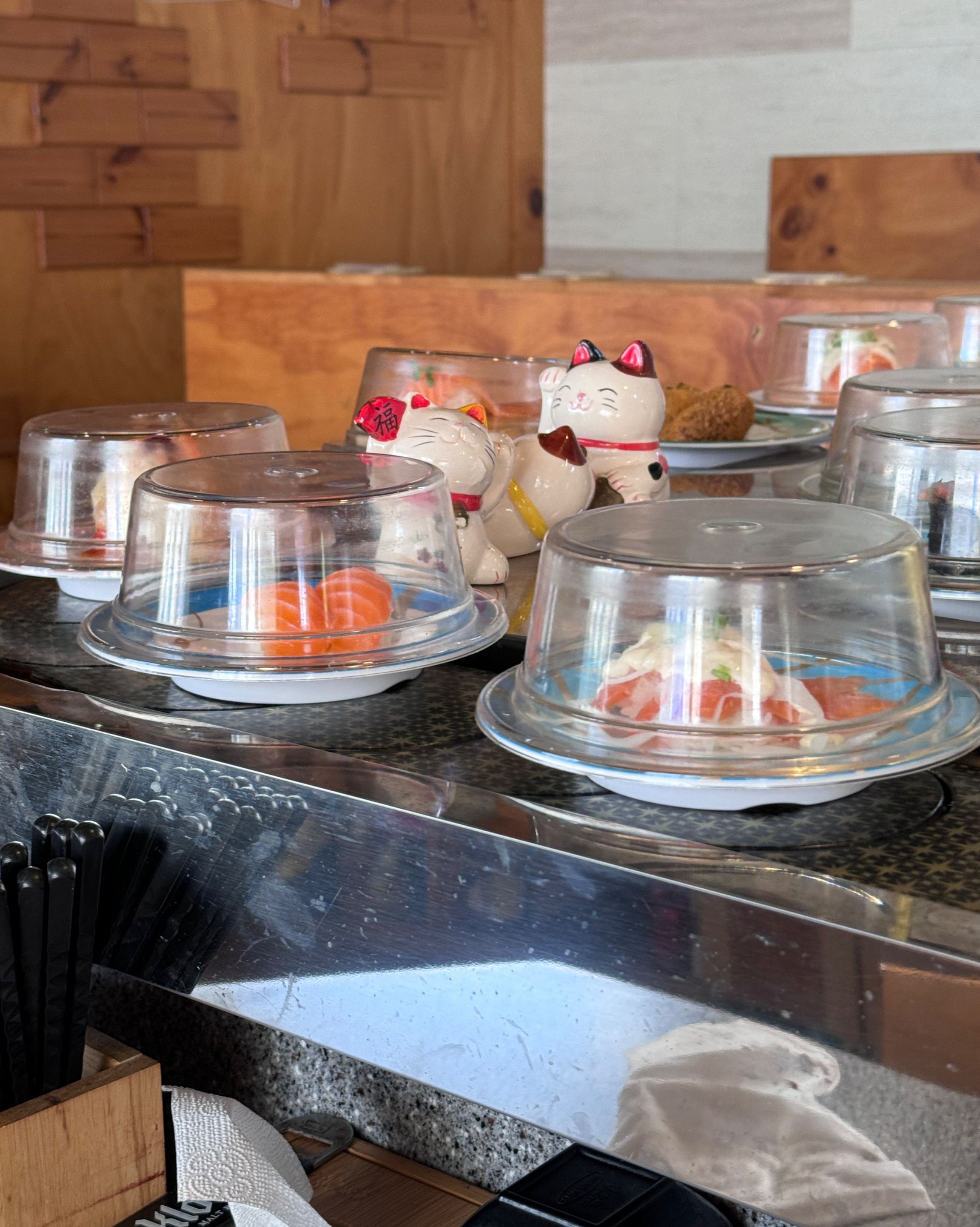 회전초밥 레일 위 조형물