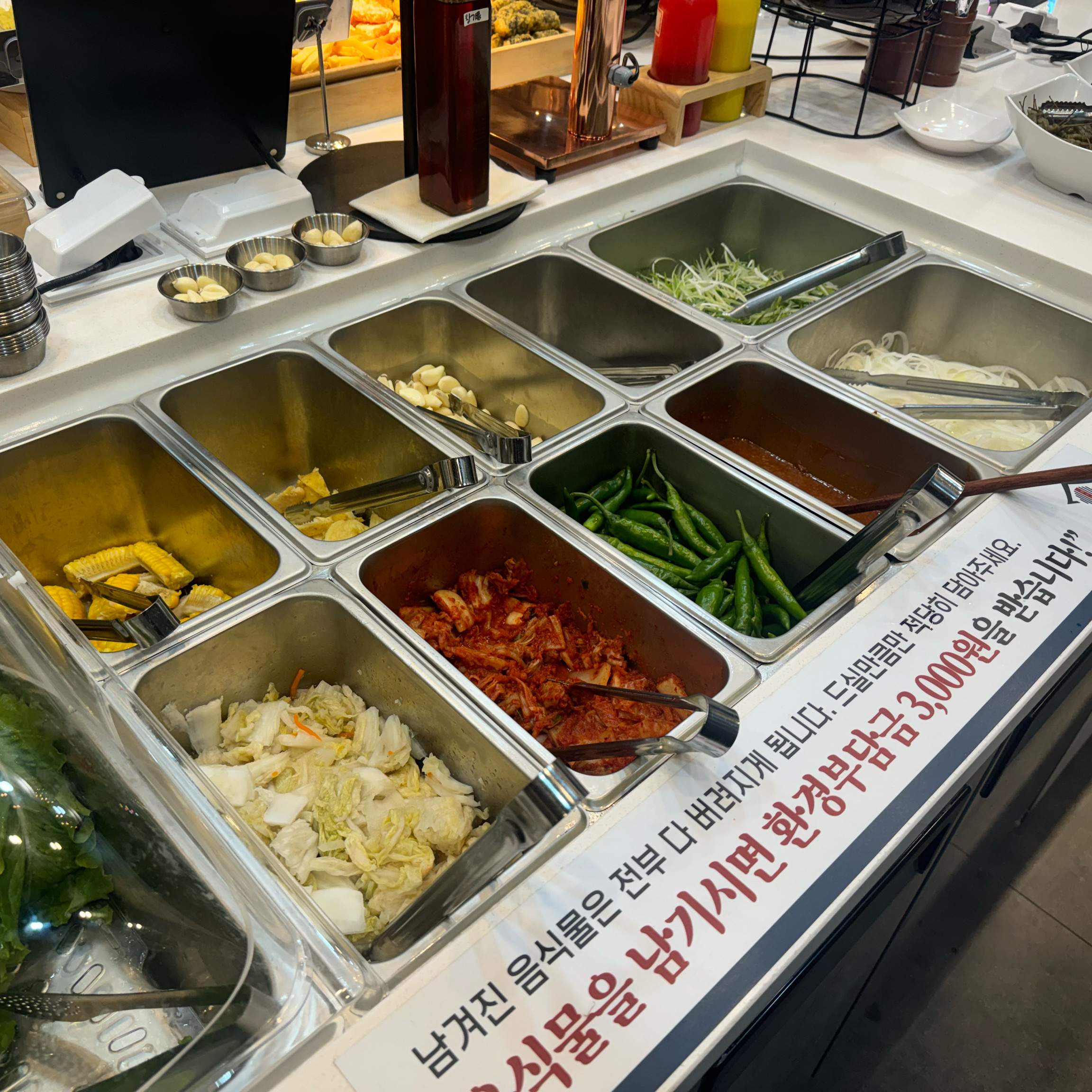 직원분들이 수시로 정리하고 깔끔하게 유지 되고있어요! - 고척 맛집 명륜진사갈비 서울고척점