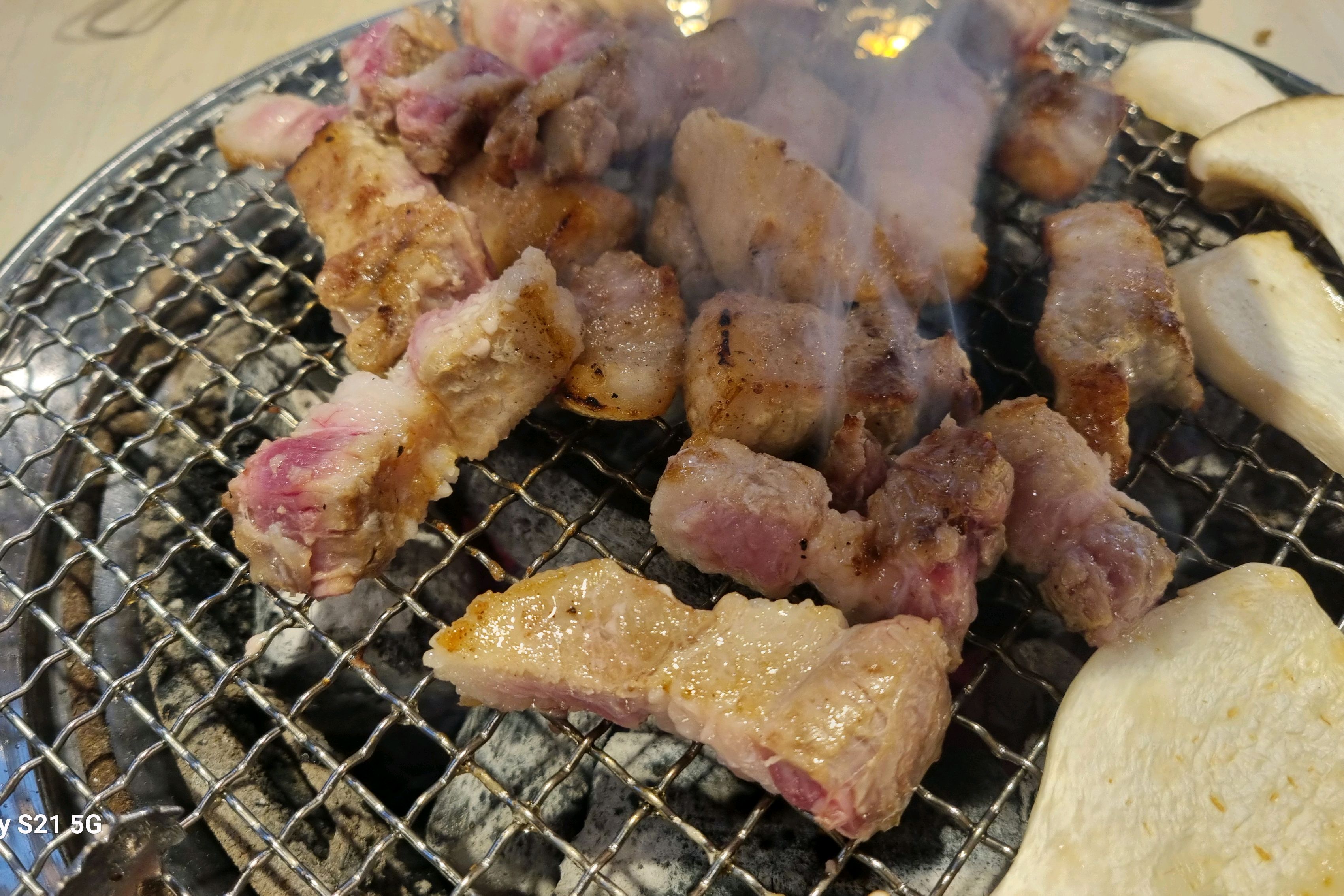 삼겹살도 맛있지만 이름답게 갈비도 맛있었네요. 후식으로 팥빙수 깔끔하게 마무리 했어요.