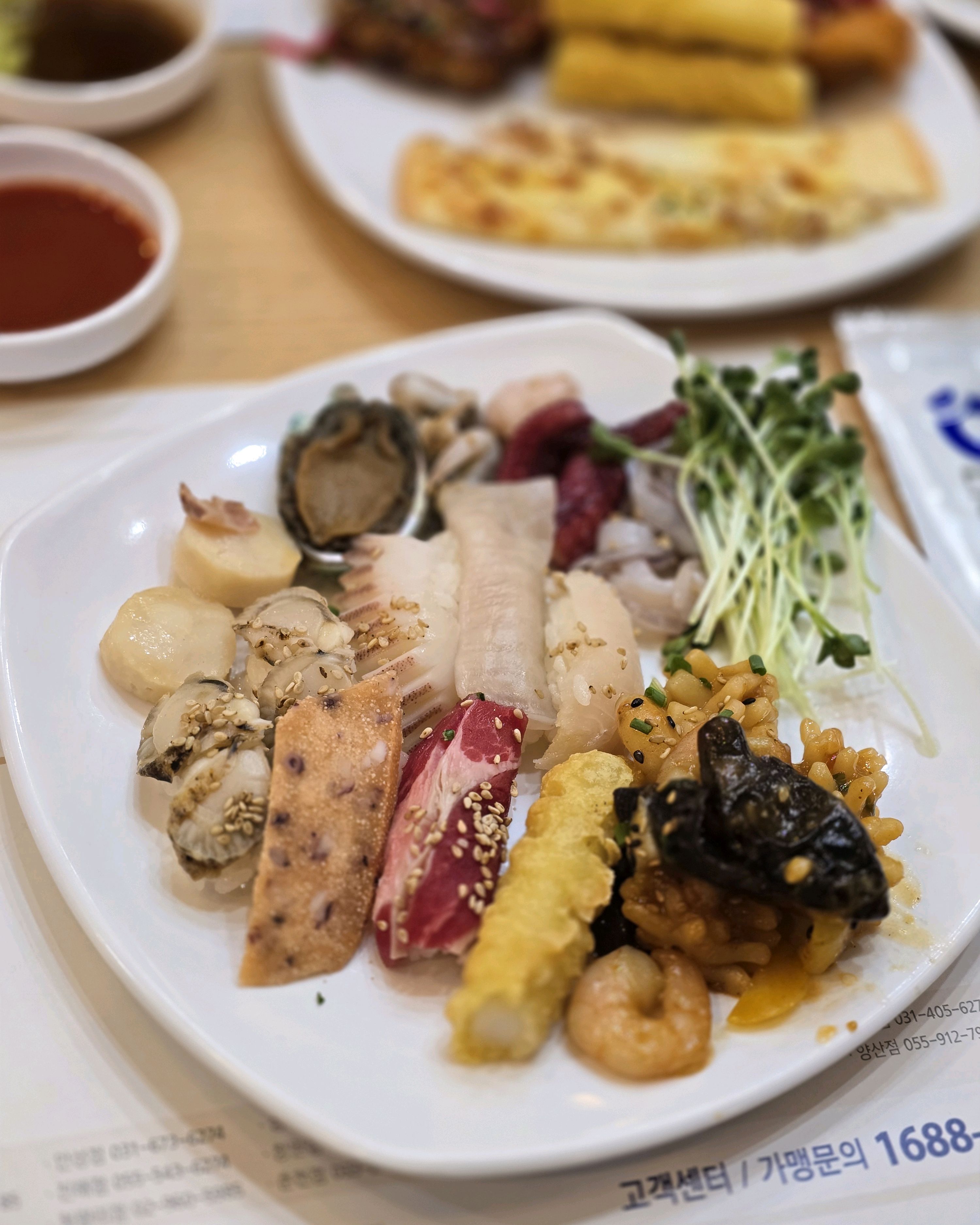 와. 리뷰 보고 반신반의하며 방문했는데, 메뉴 구성도 알차고 음식이 다채로워요. 음식 컨디