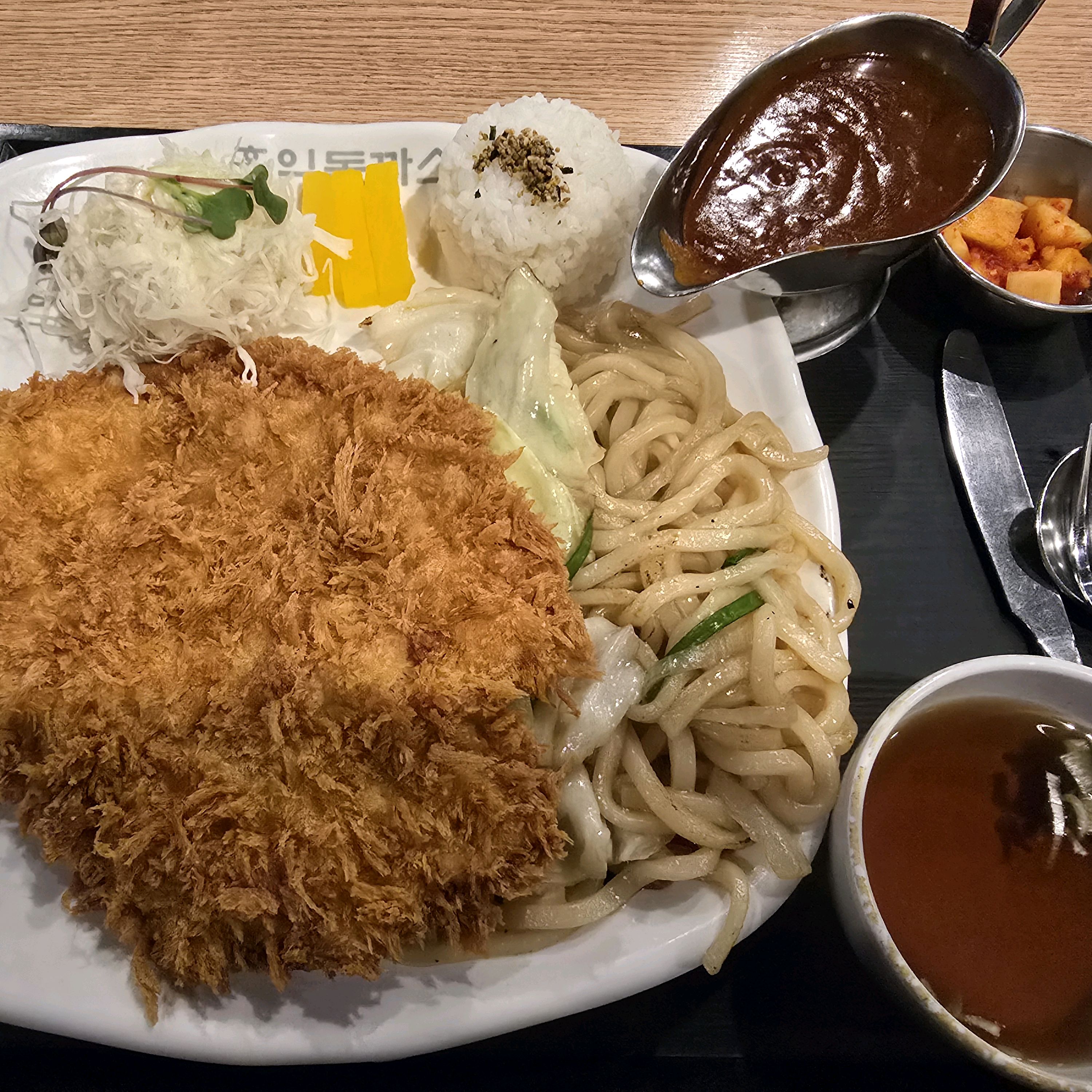 위치가 엄청 좋은것도 아닌데 손님들이 꾸준히 있고 음식들 양도 많고 맛도 있었습니다 - 비산동 맛집 홍익돈까스 안양점