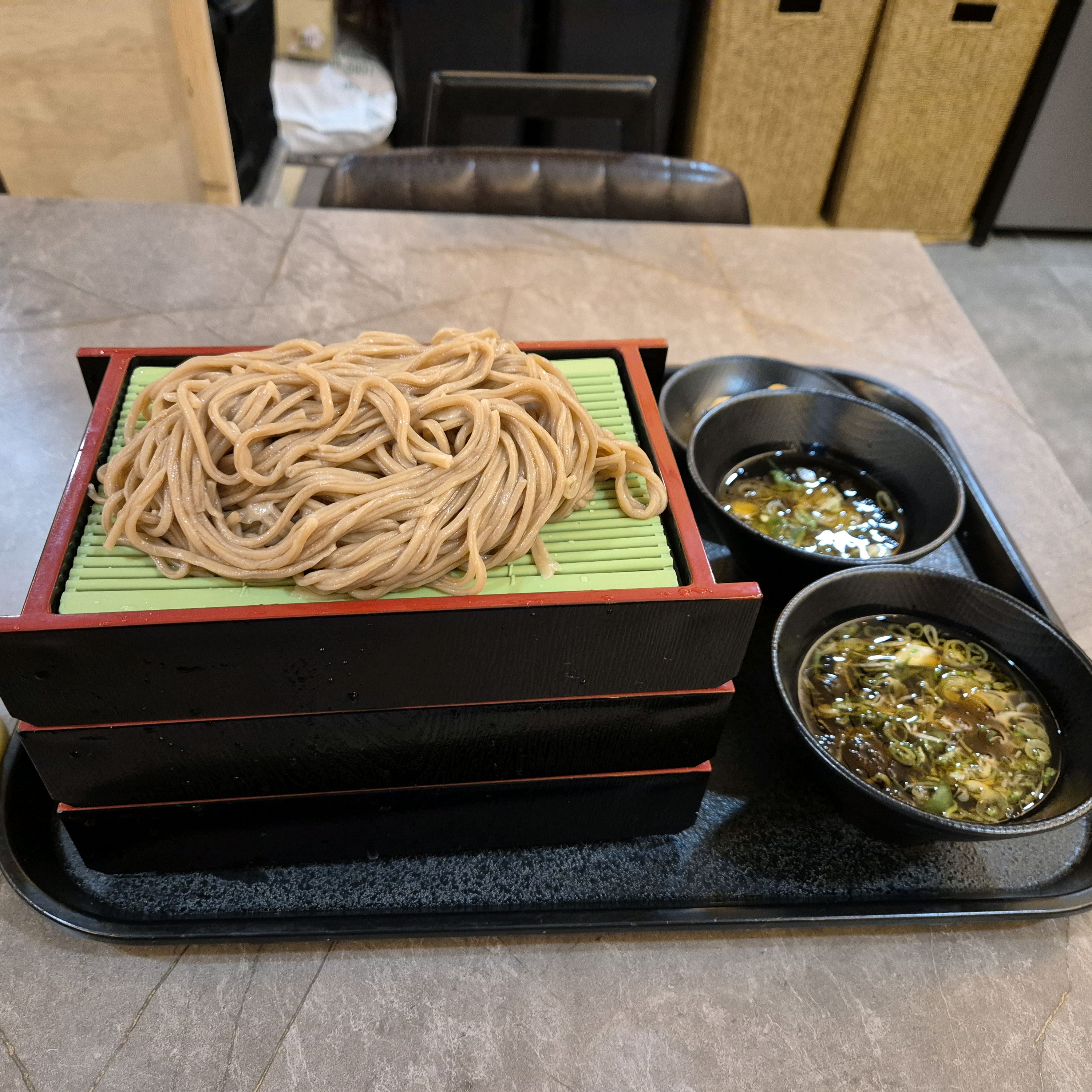 가성비 좋은 모밀국수 맛집입니다. 츠유가 진해서 마지막 한 젓가락까지 맛있게 먹었습니다. - 천호동 맛집 연희네돈까스 모밀제면소 본점