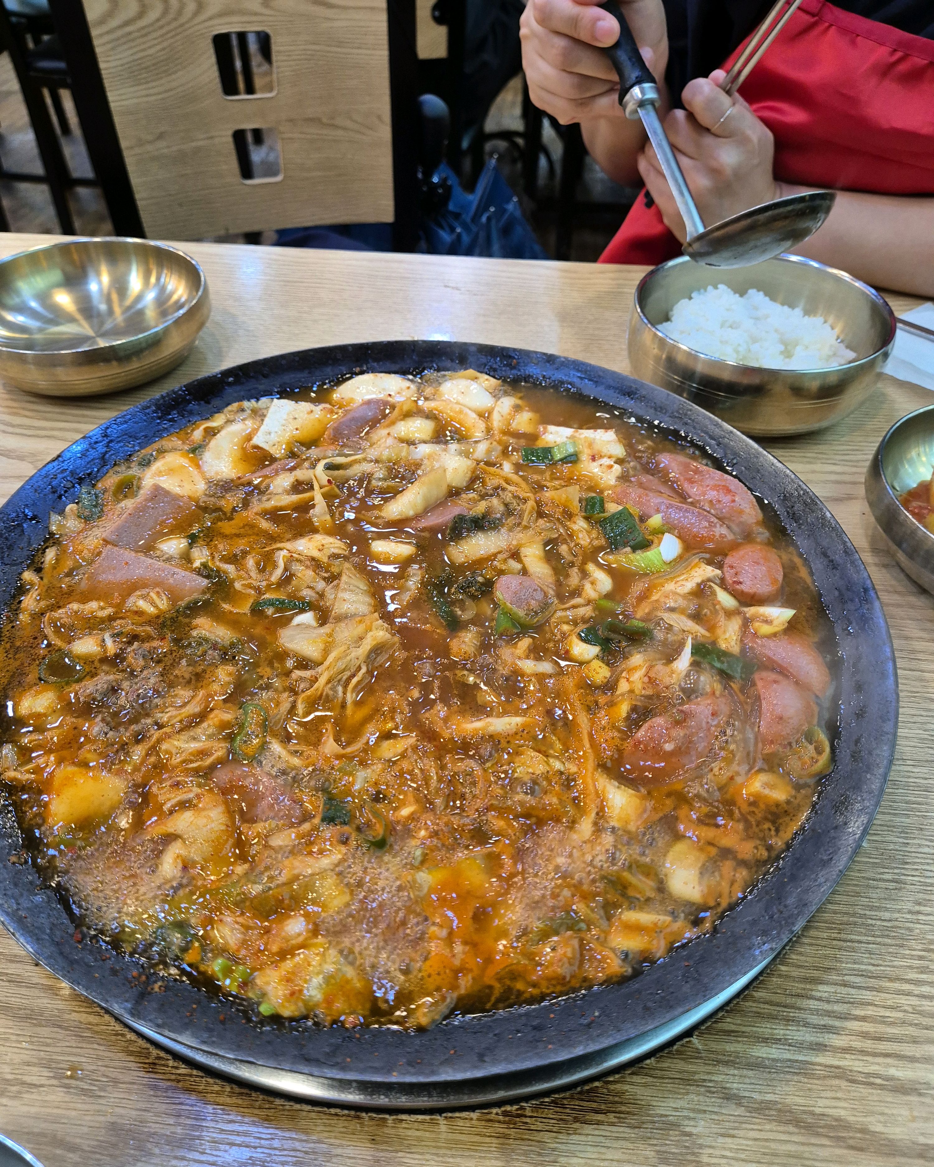 지금껏 먹어본 부대찌개 중에서는 가장 깔끔하고 부대찌개 본연의 맛을 잘 살려주는 집인것 같