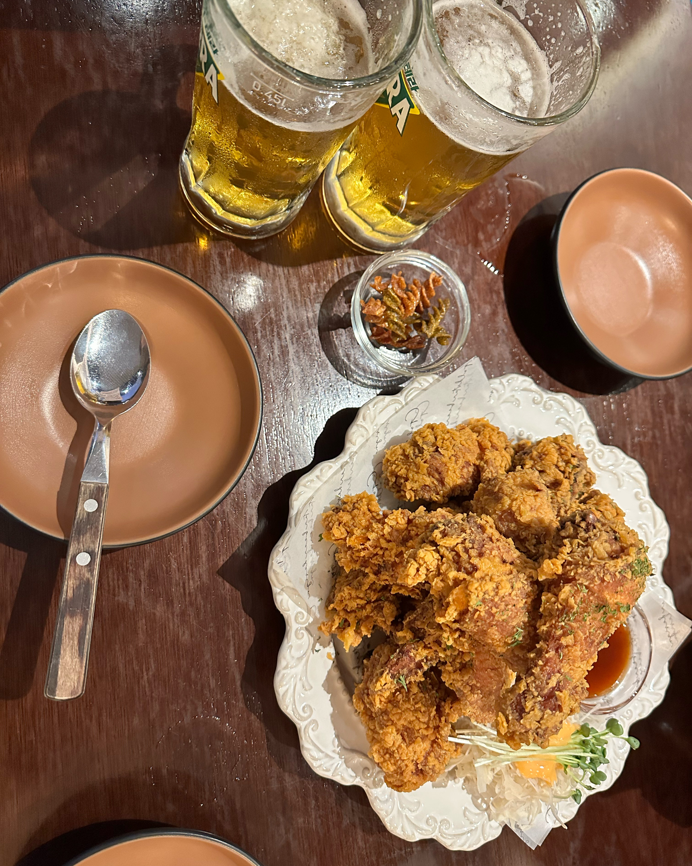 기본안주도 푸실리면을 설탕이랑 튀겨서 달달하니 맛있구 새로나온 치킨도 살짝 매콤하니 부드럽