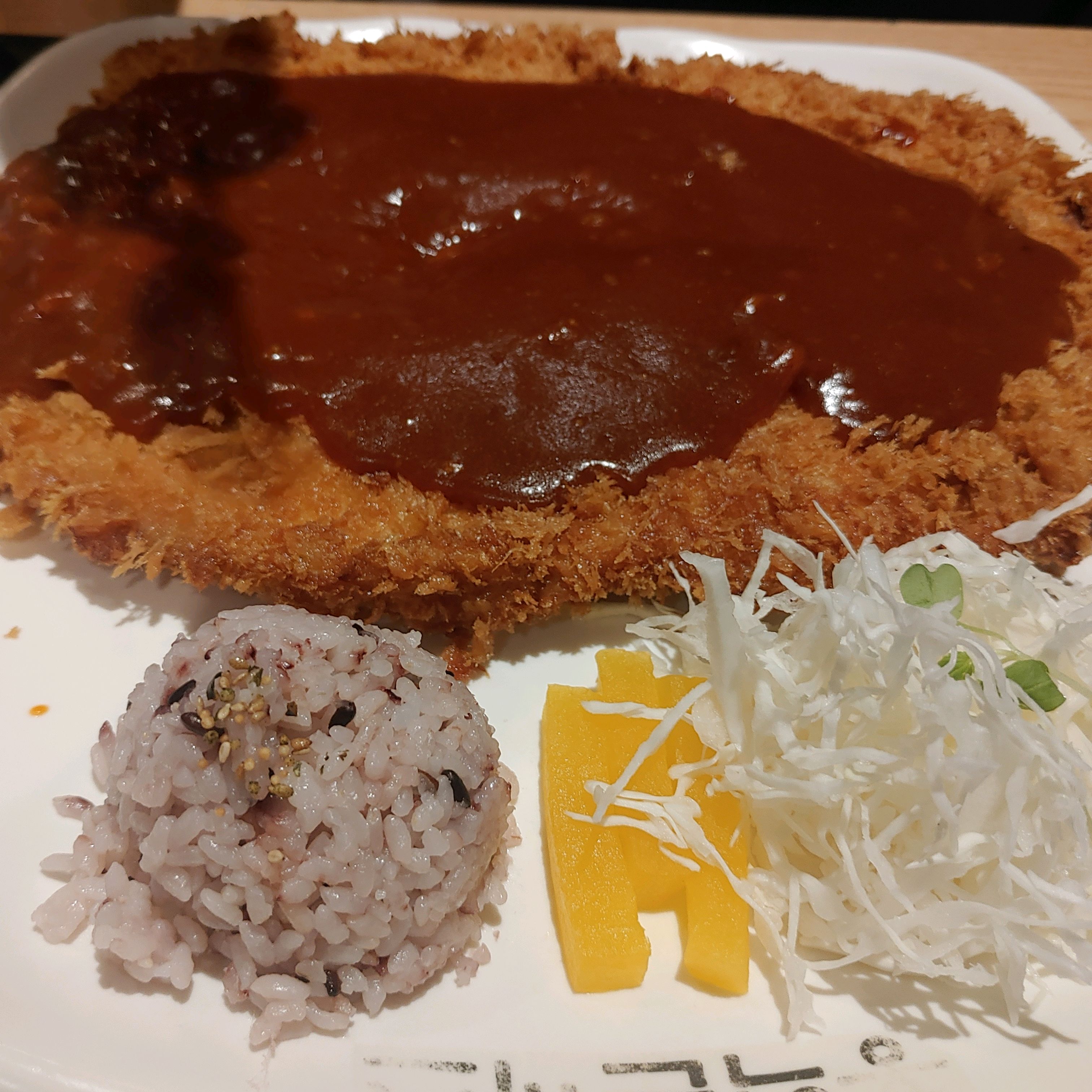 왕돈까스나 돈까스 정식에 나오는 돈까스 크기 차이가 나지 않아 남기고 왔지만 아이들이 맛