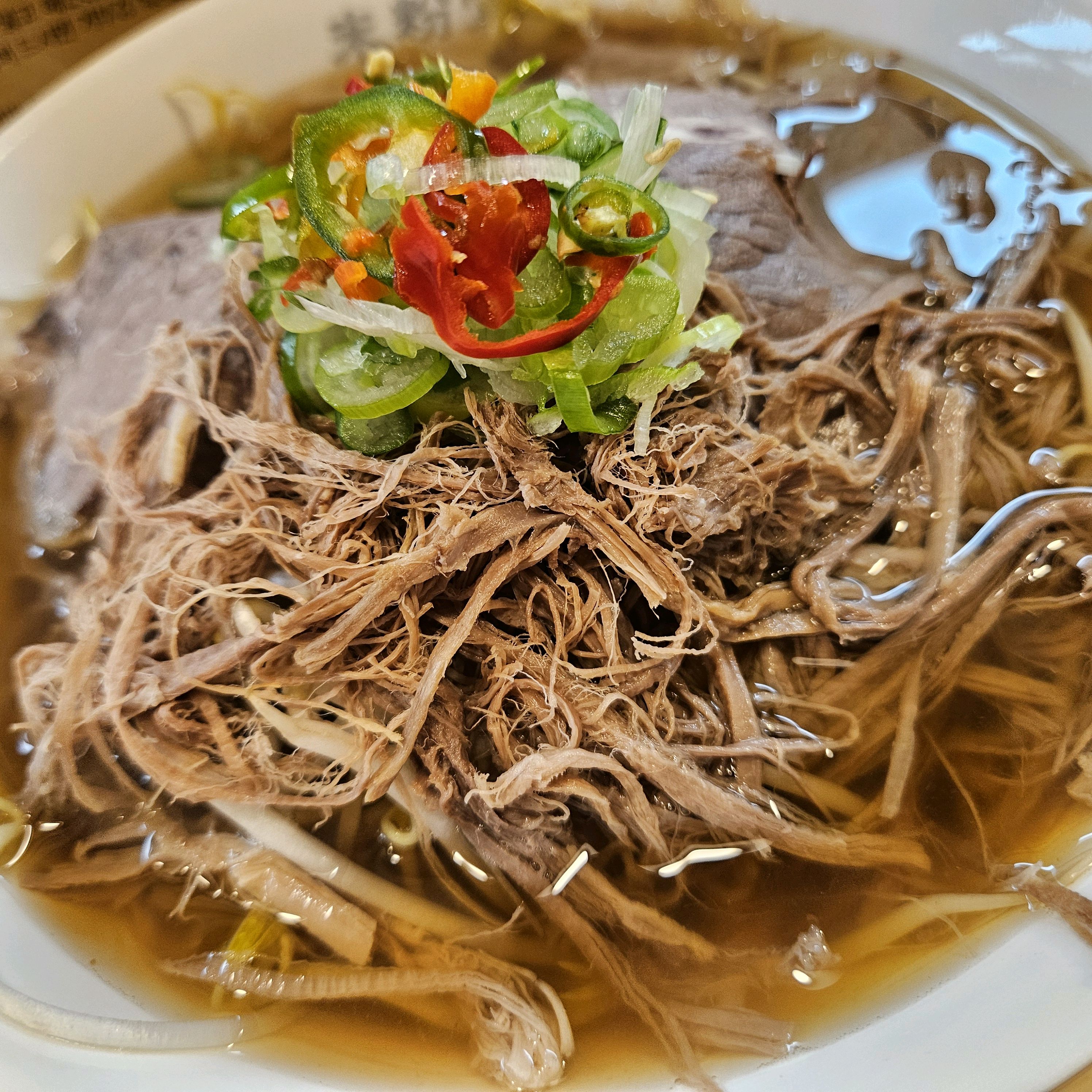 양지차돌 양파절임에 소스에 찍어먹으면 무조건맛있죠 해장각이에요 술은안마셨지만 속이 뜨끈뜨끈