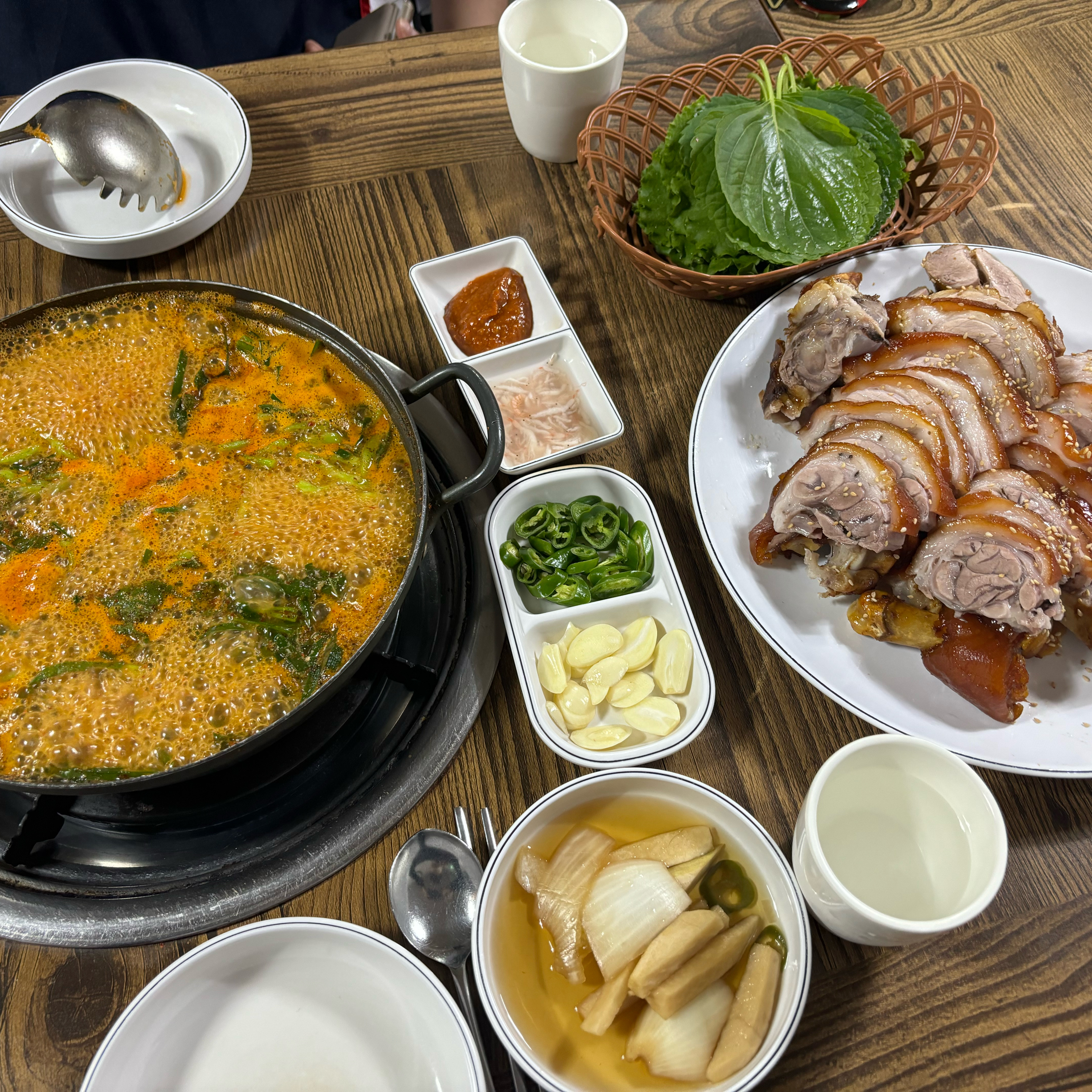 어탕 베이스에 칼국수를 넣은 어칼국수는 국물이 진해서 너무 맛있었어요. 면도 푹 익혀서 먹