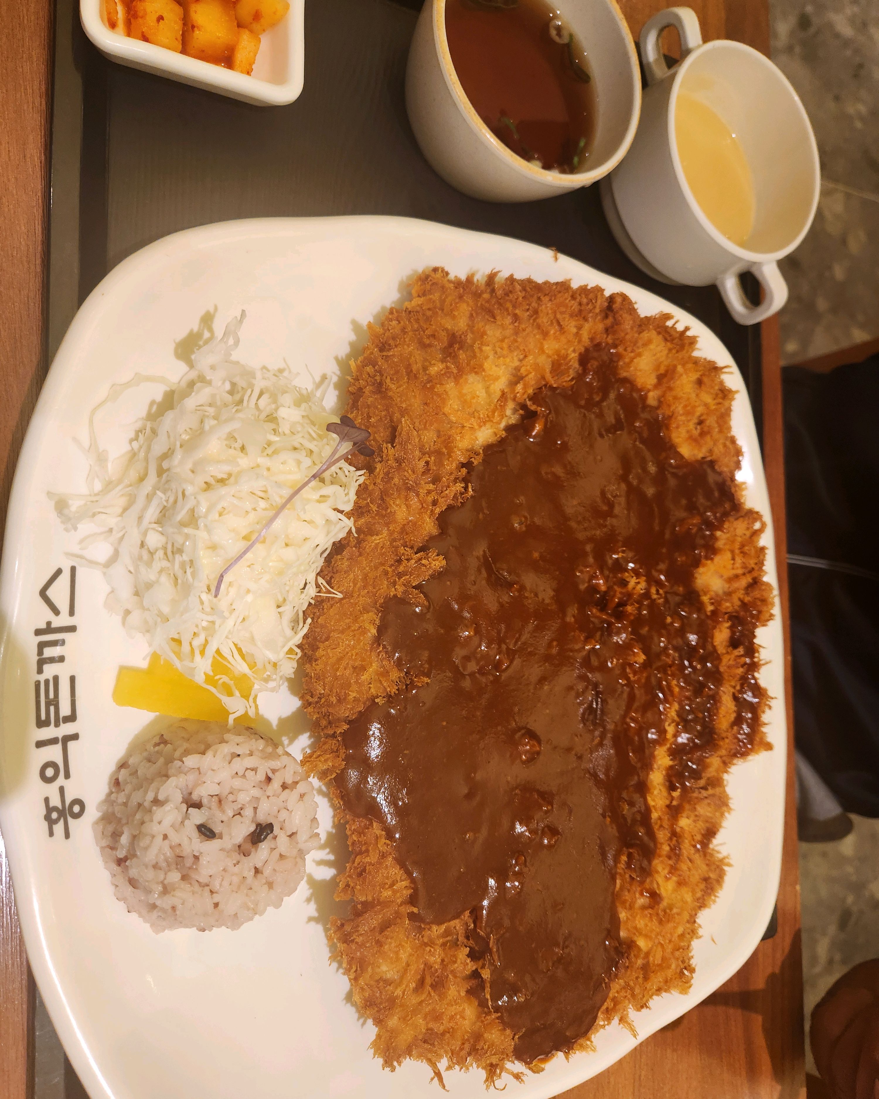 돈까스 바삭하니 맛나네요 볶음우동은 잘못시켜 베이컨으로 햇네요ㅜㅜ 면이 약간 터벅한느낌 베