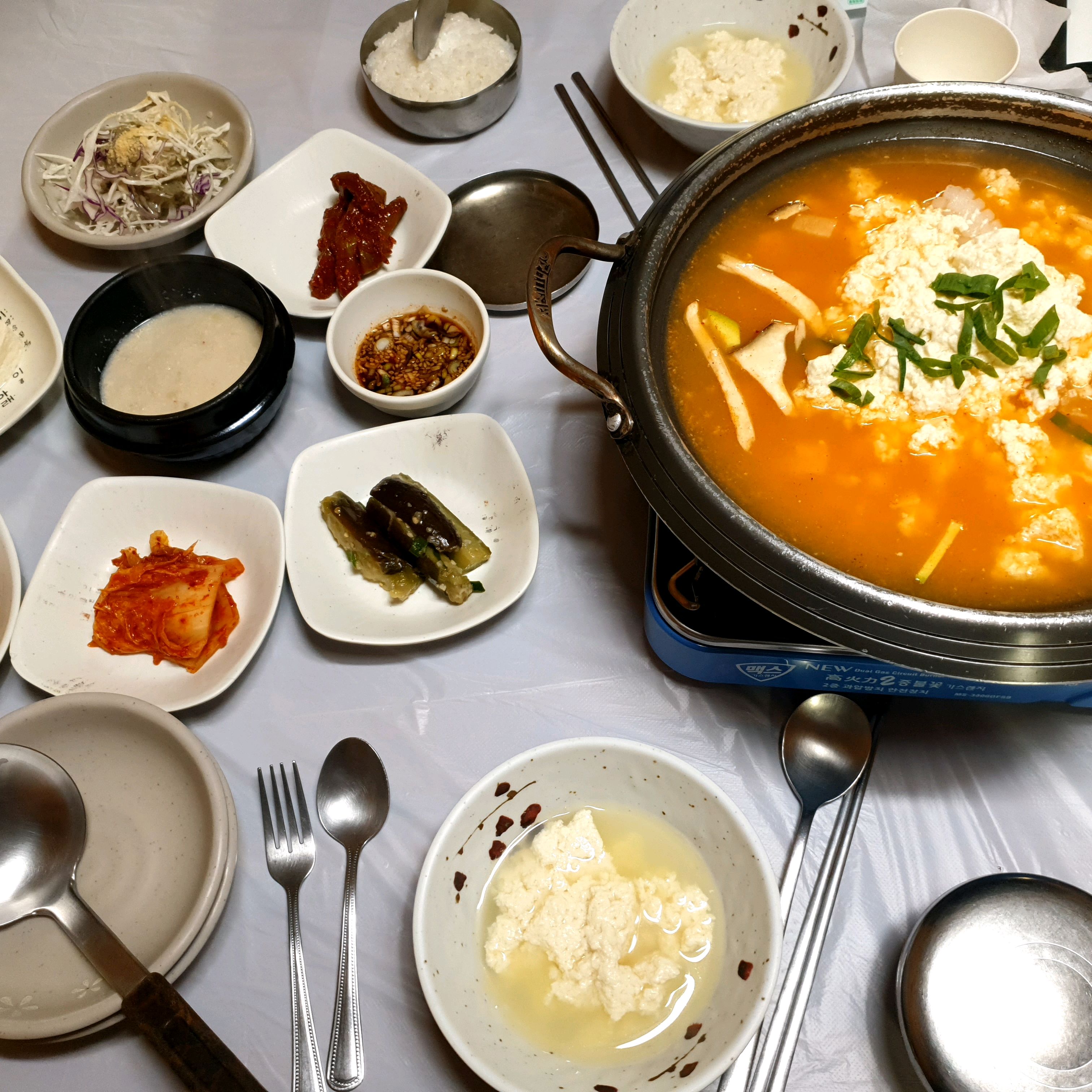 신기할 정도로 콩풋내 비린내 하나 없이 맛있는 모두부가 맛보기용으로 조금 나옵니다. 순두부